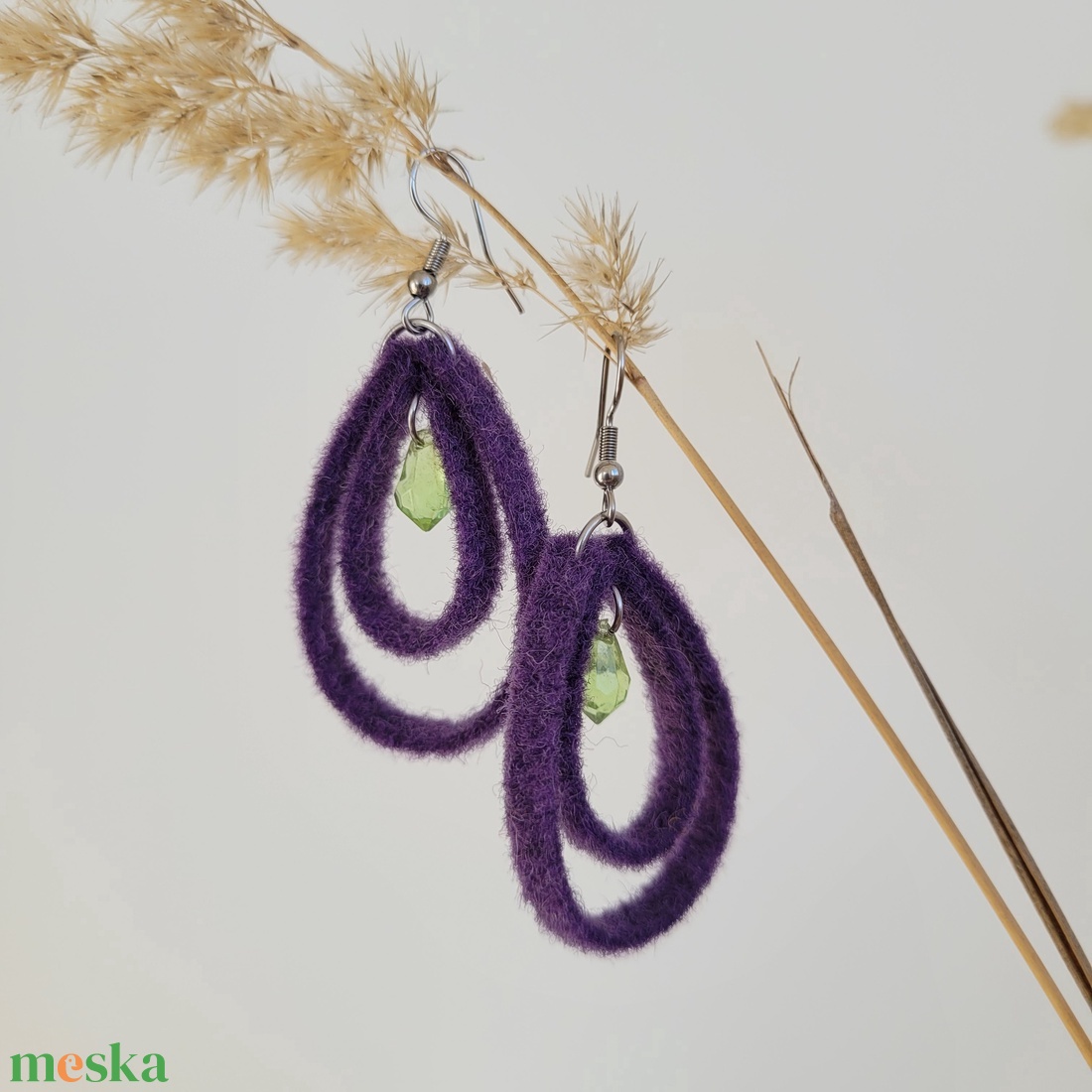 Gyöngyös cseppecskék fülbevaló-  lila hidegebb színű, zöld gyönggyel - ékszer - fülbevaló - lógó fülbevaló - Meska.hu
