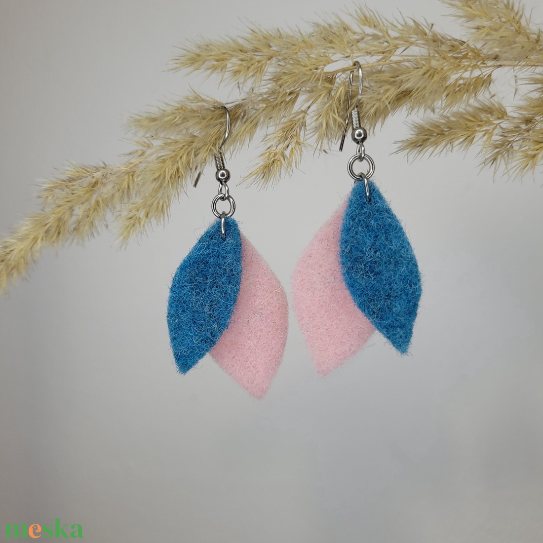 Hajnallevelek aromafülbevaló - világos rózsaszín, világos kék - ékszer - fülbevaló - lógó fülbevaló - Meska.hu