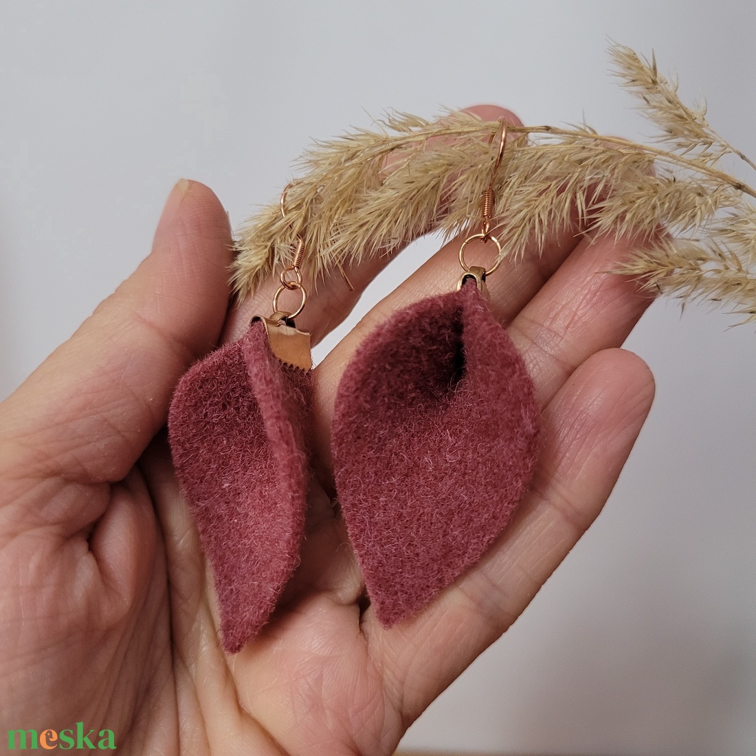 Tündérlevél aromafülbevaló- lazac -rozéarany - ékszer - fülbevaló - lógó fülbevaló - Meska.hu