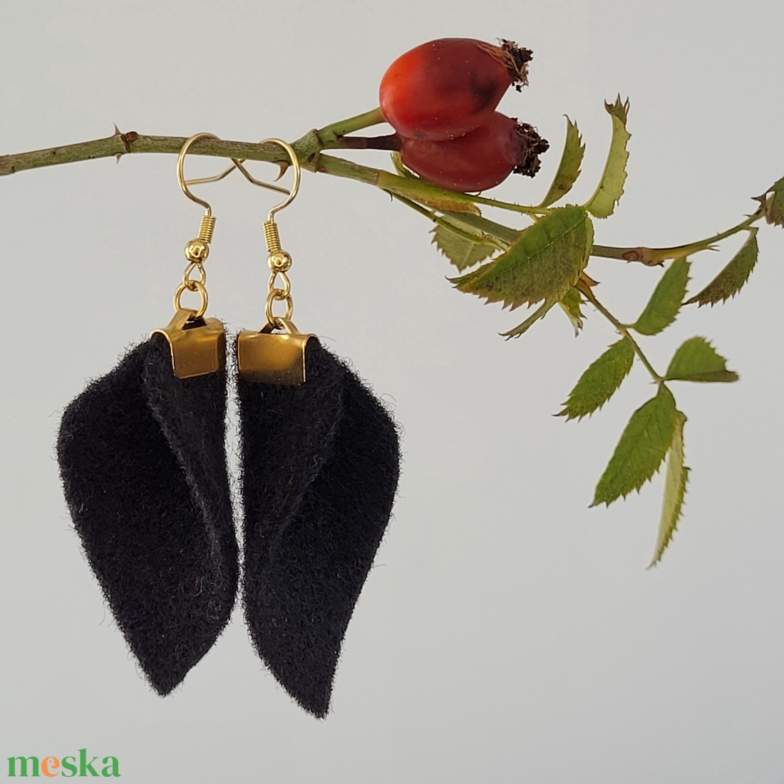 Tündérlevél aromafülbevaló- fekete, arany - ékszer - fülbevaló - lógó fülbevaló - Meska.hu