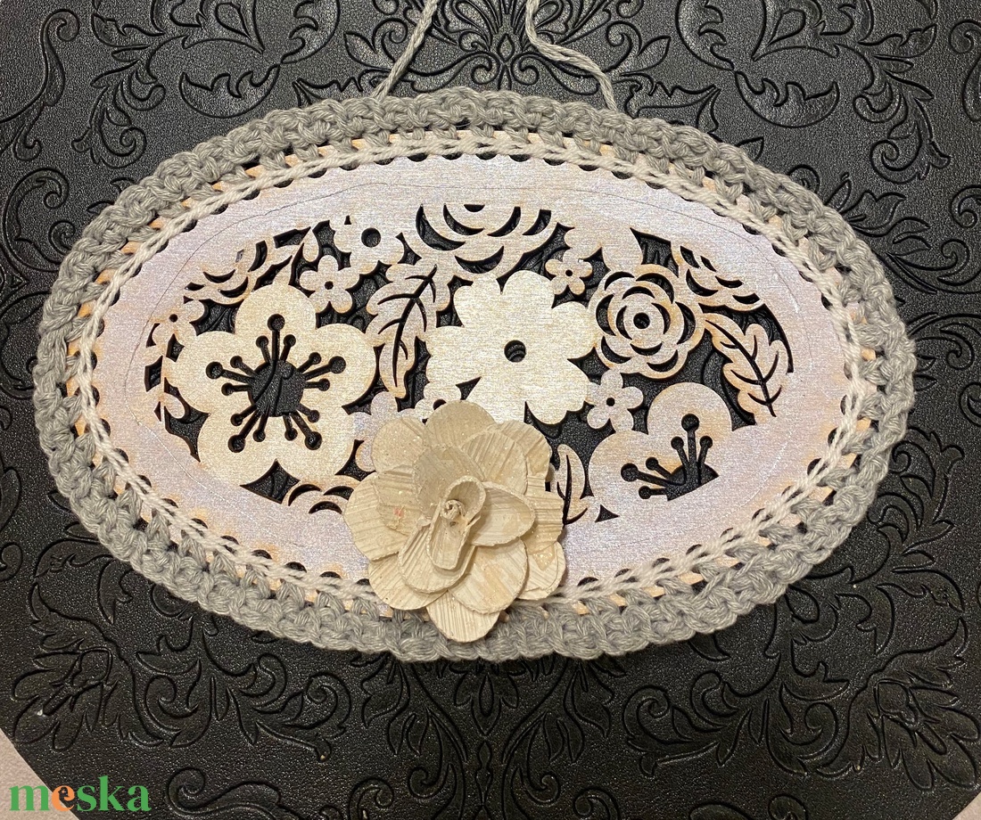 Virágos horgolt kopogtató, ajtódísz ,faldísz - otthon & életmód - dekoráció - ajtó- és ablak dekoráció - ajtódísz & kopogtató - Meska.hu