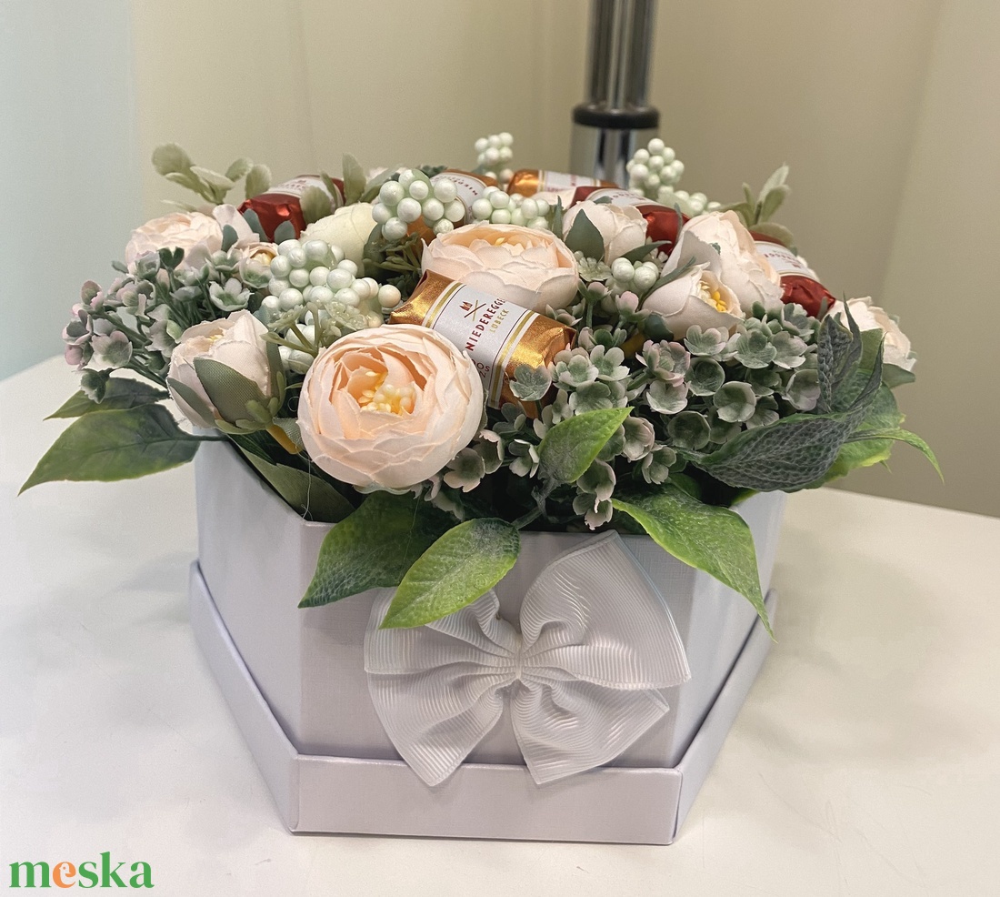 Csoki Marcipán és boglárka virágbox, virágcsokor asztaldísz, virágdoboz , virágbox - otthon & életmód - dekoráció - virágdísz és tartó - virágbox, virágdoboz - Meska.hu