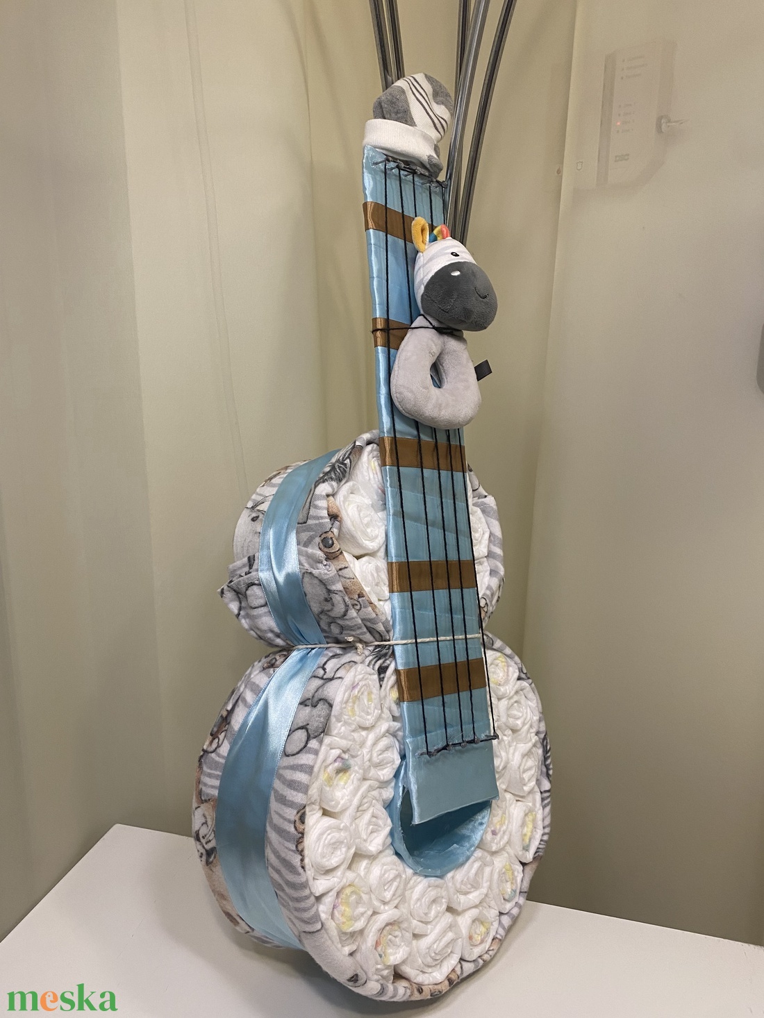 Gitár pelenkatorta, 4-8 kg pelenkatorony, babaváró csomag - játék & sport - babalátogató ajándékcsomag - Meska.hu