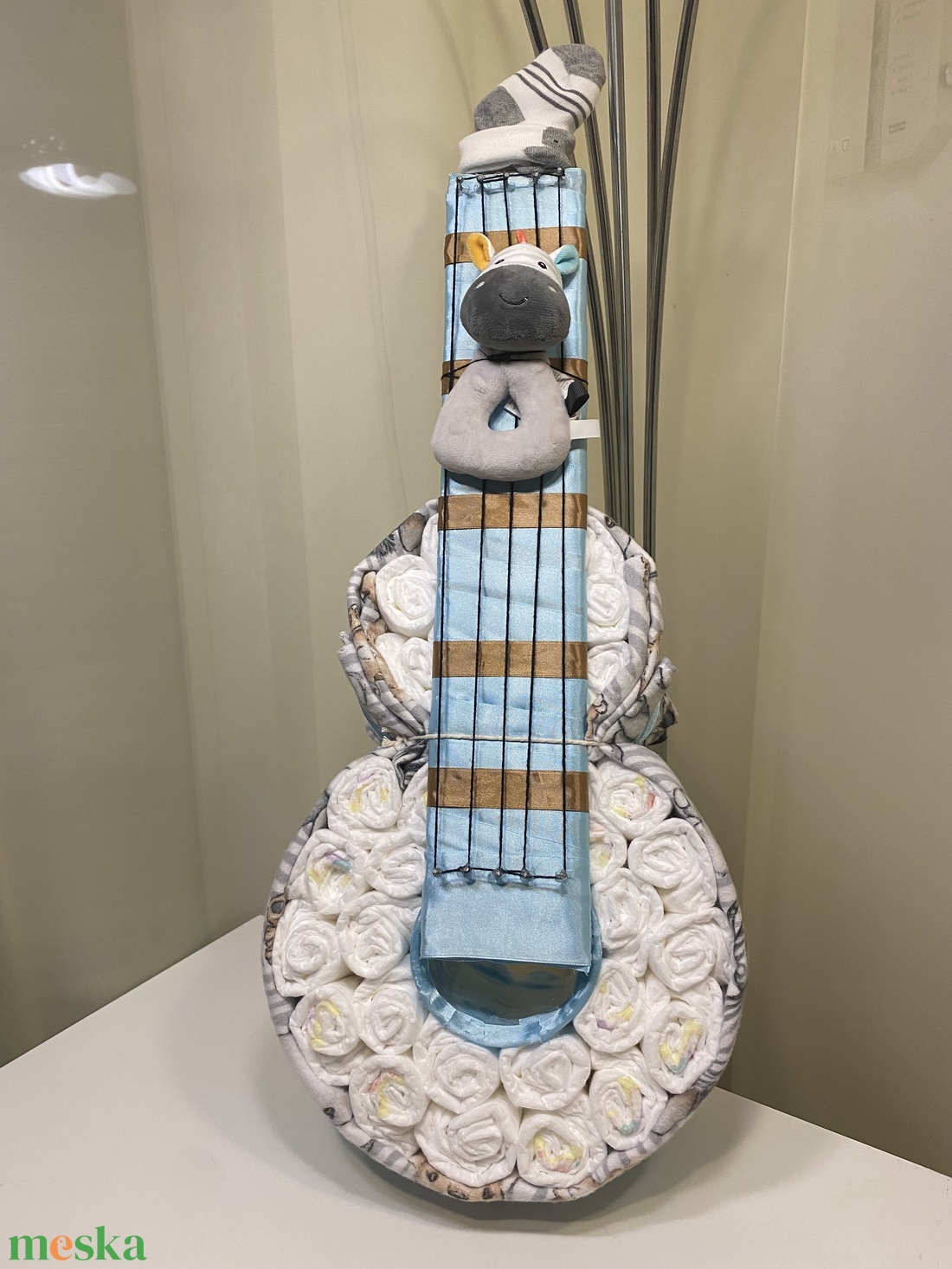 Gitár pelenkatorta, 4-8 kg pelenkatorony, babaváró csomag - játék & sport - babalátogató ajándékcsomag - Meska.hu