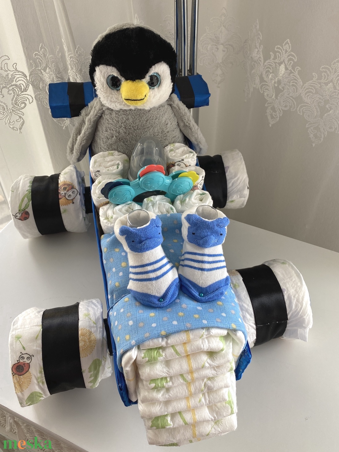 Pingvin autó pelenkatorta, 2-5 kg pelenkatorony, babaváró csomag - játék & sport - babalátogató ajándékcsomag - Meska.hu