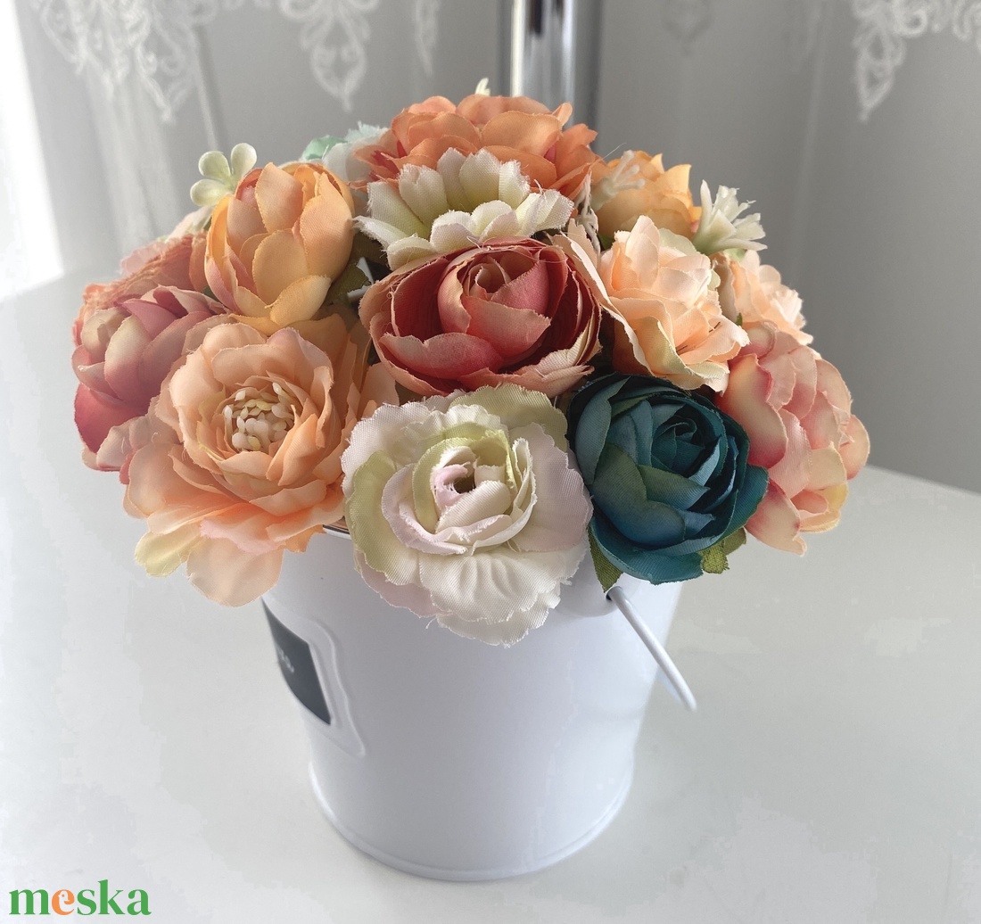 Vidám barack virágcsokor, virágbox , virágdoboz, asztaldísz - ékszer - fülbevaló - lógós kerek fülbevaló - Meska.hu