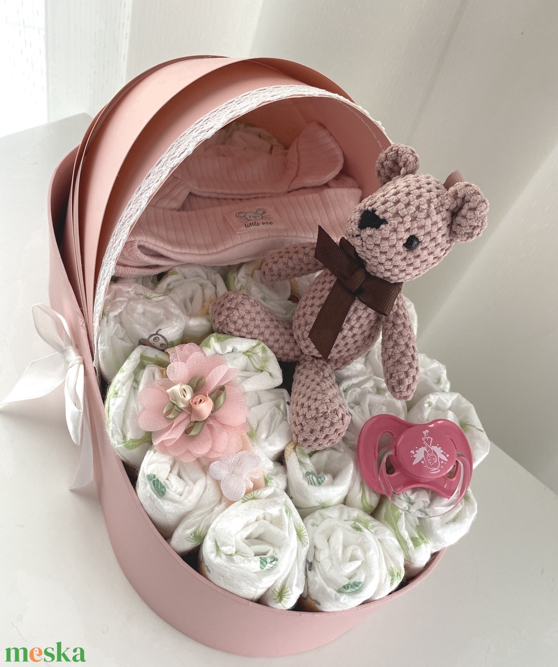 Mackó bölcső pelenkatorta 2-5 kg, pelenkatorony, babaváró csomag - baba - mama - babalátogató ajándékcsomag - Meska.hu