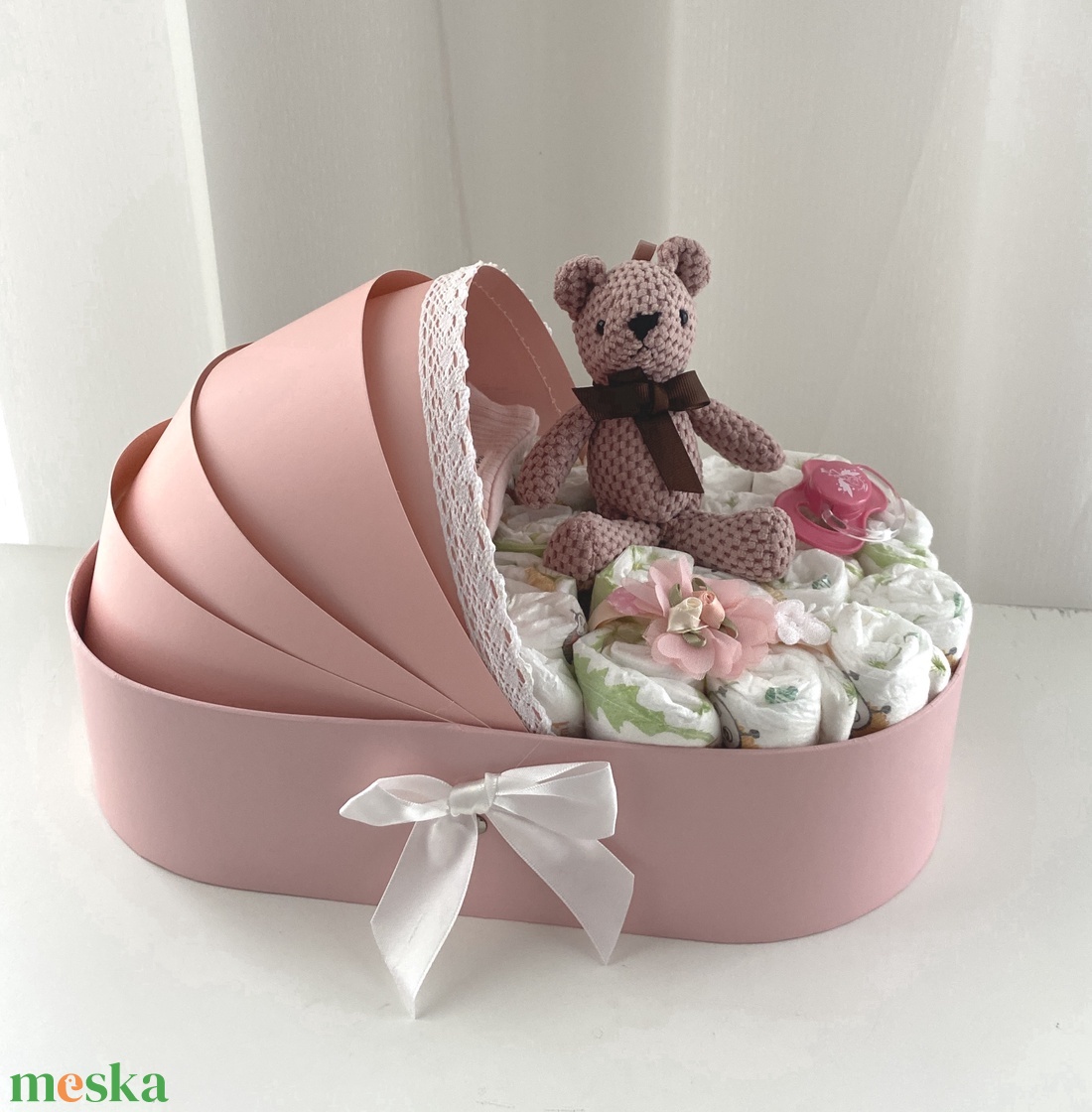 Mackó bölcső pelenkatorta 2-5 kg, pelenkatorony, babaváró csomag - baba - mama - babalátogató ajándékcsomag - Meska.hu
