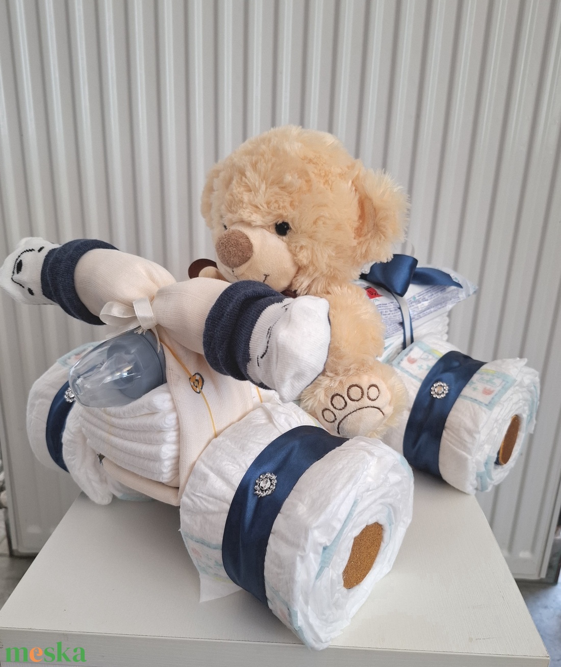 Mackó Quad autó pelenkatorta, 2-5 kg pelenkatorony, babaváró csomag - játék & sport - babalátogató ajándékcsomag - Meska.hu Mackó Quad autó pelenkatorta, 2-5 kg pelenkatorony, babaváró csomag - játék & sport - babalátogató ajándékcsomag - Meska.hu