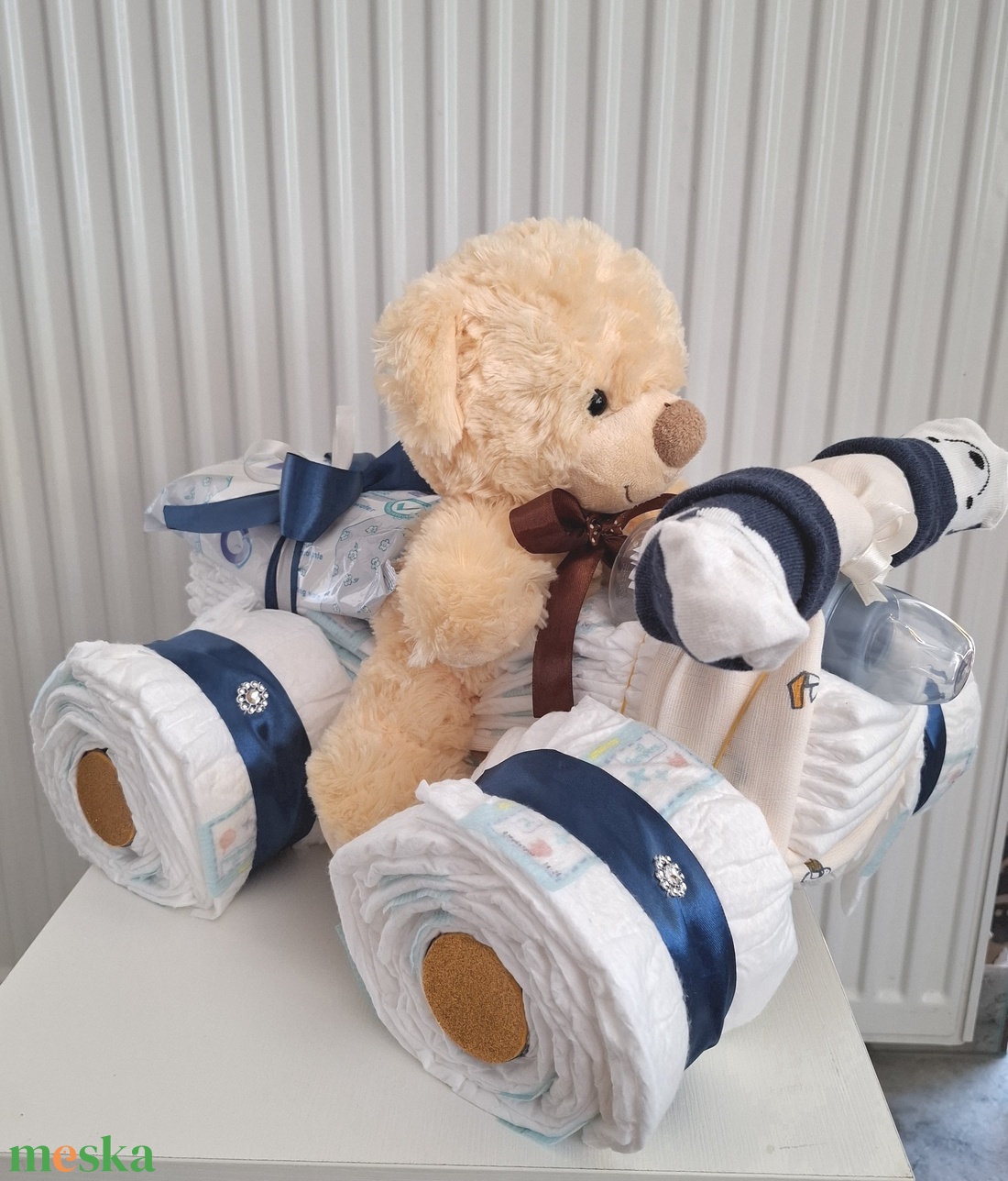 Mackó Quad autó pelenkatorta, 2-5 kg pelenkatorony, babaváró csomag - játék & sport - babalátogató ajándékcsomag - Meska.hu Mackó Quad autó pelenkatorta, 2-5 kg pelenkatorony, babaváró csomag - játék & sport - babalátogató ajándékcsomag - Meska.hu