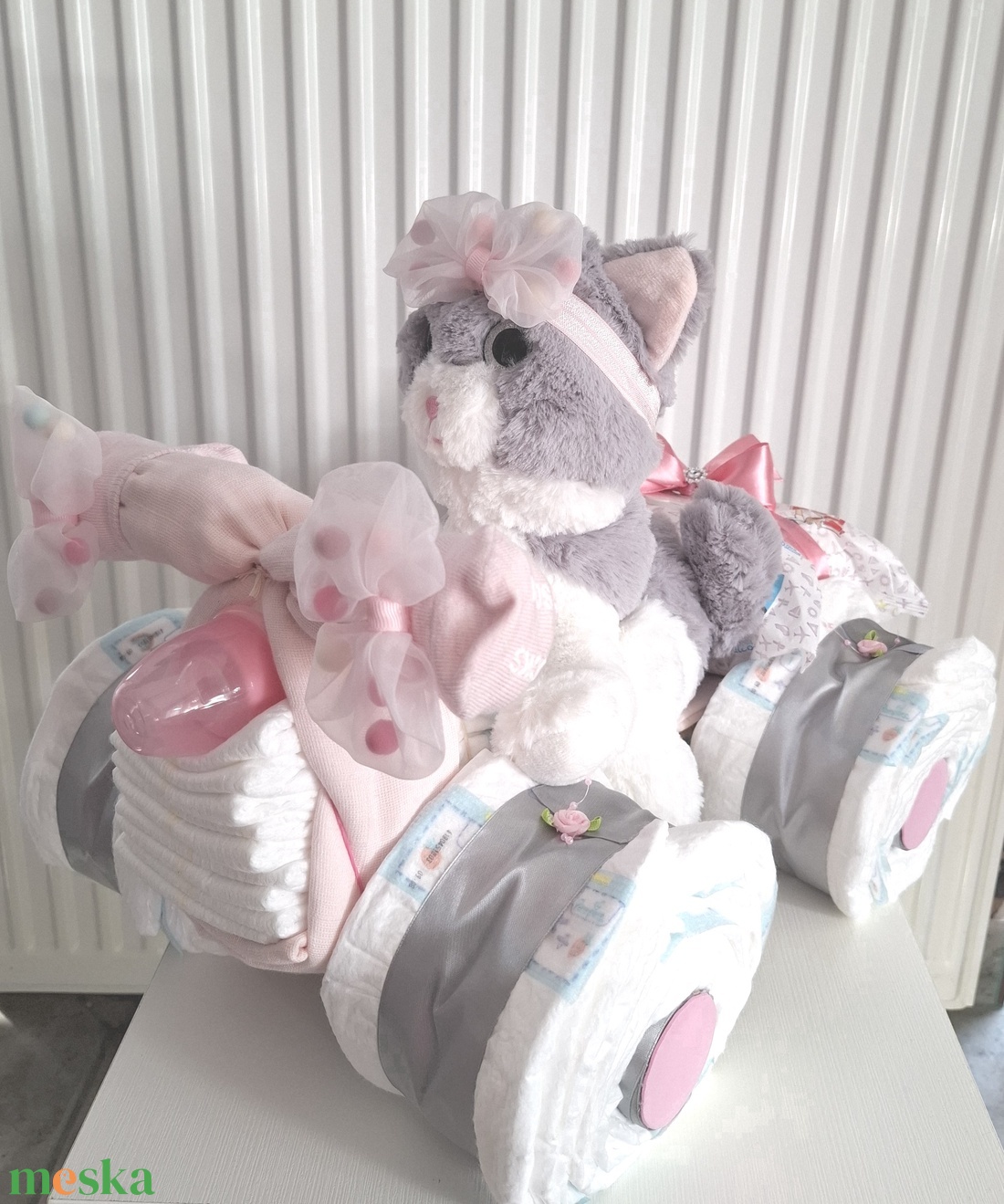 Kis cicás Quad autó pelenkatorta, 2-5 kg pelenkatorony, babaváró csomag, kelengye - játék & sport - babalátogató ajándékcsomag - Meska.hu Kis cicás Quad autó pelenkatorta, 2-5 kg pelenkatorony, babaváró csomag, kelengye - játék & sport - babalátogató ajándékcsomag - Meska.hu