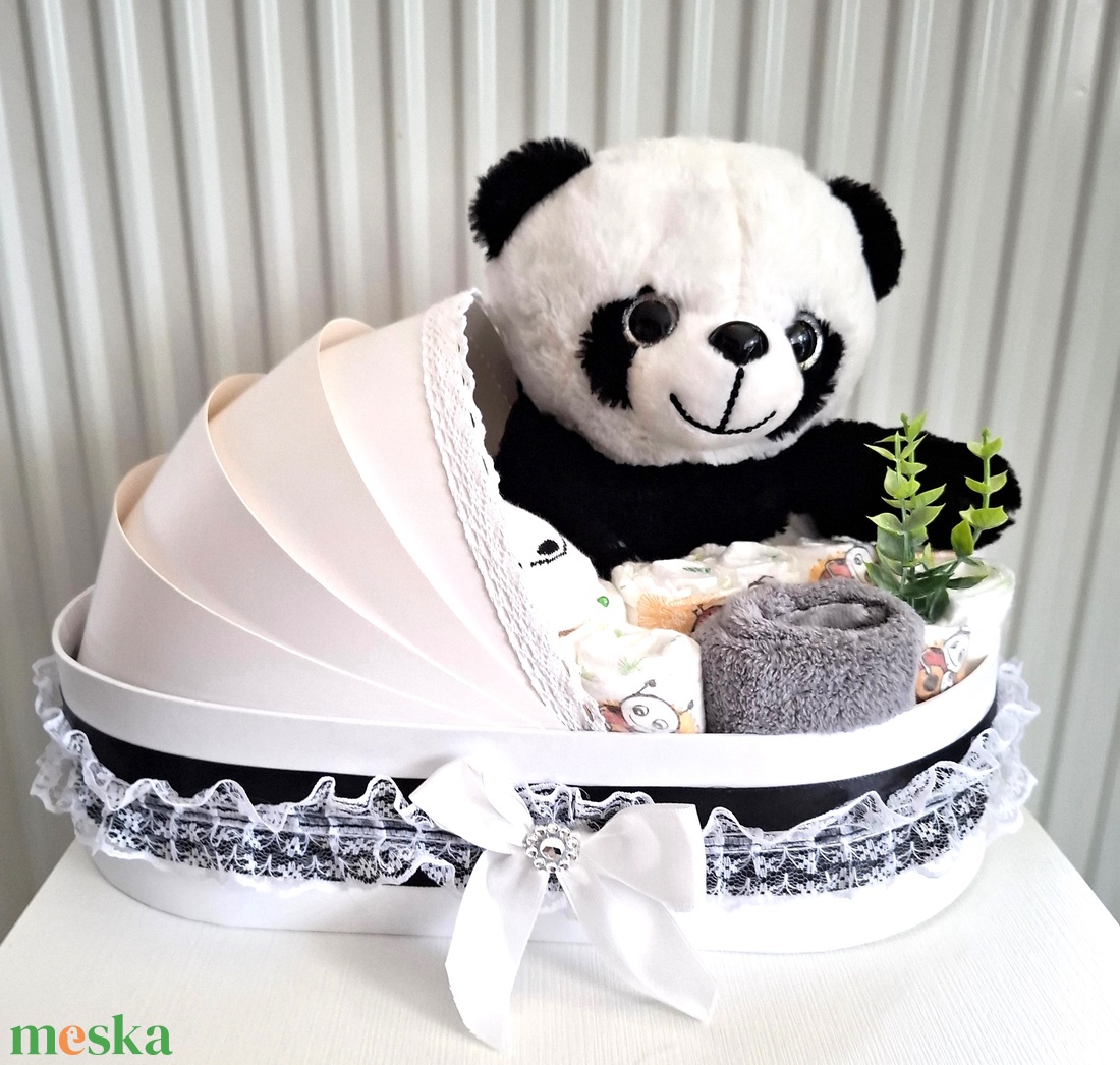 Panda maci bölcső pelenkatorta 2-5 kg, pelenkatorony, babaváró csomag - játék & sport - babalátogató ajándékcsomag - Meska.hu