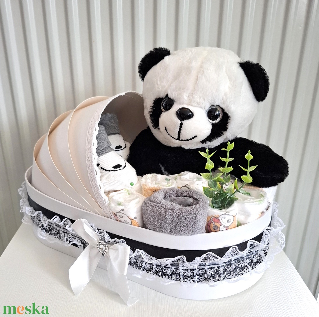 Panda maci bölcső pelenkatorta 2-5 kg, pelenkatorony, babaváró csomag - játék & sport - babalátogató ajándékcsomag - Meska.hu