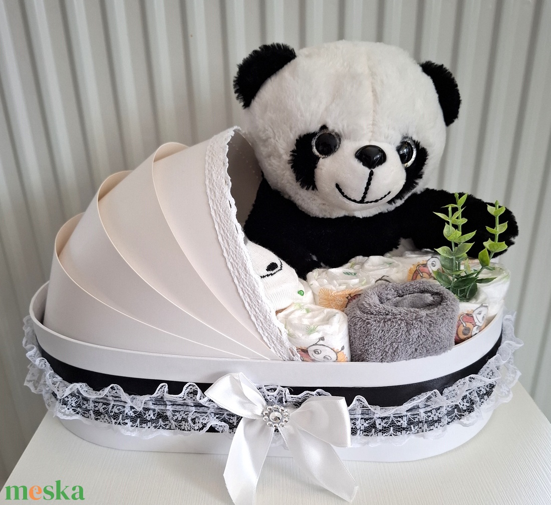 Panda maci bölcső pelenkatorta 2-5 kg, pelenkatorony, babaváró csomag - játék & sport - babalátogató ajándékcsomag - Meska.hu