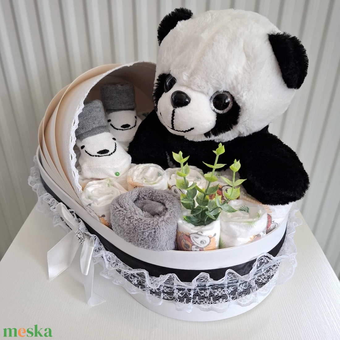 Panda maci bölcső pelenkatorta 2-5 kg, pelenkatorony, babaváró csomag - játék & sport - babalátogató ajándékcsomag - Meska.hu