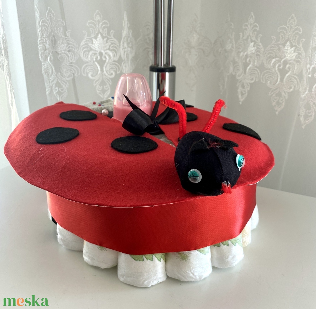 Katicabogár pelenkatorta, 2-5 kg pelenkatorony, babaváró csomag - játék & sport - babalátogató ajándékcsomag - Meska.hu Katicabogár pelenkatorta, 2-5 kg pelenkatorony, babaváró csomag - játék & sport - babalátogató ajándékcsomag - Meska.hu