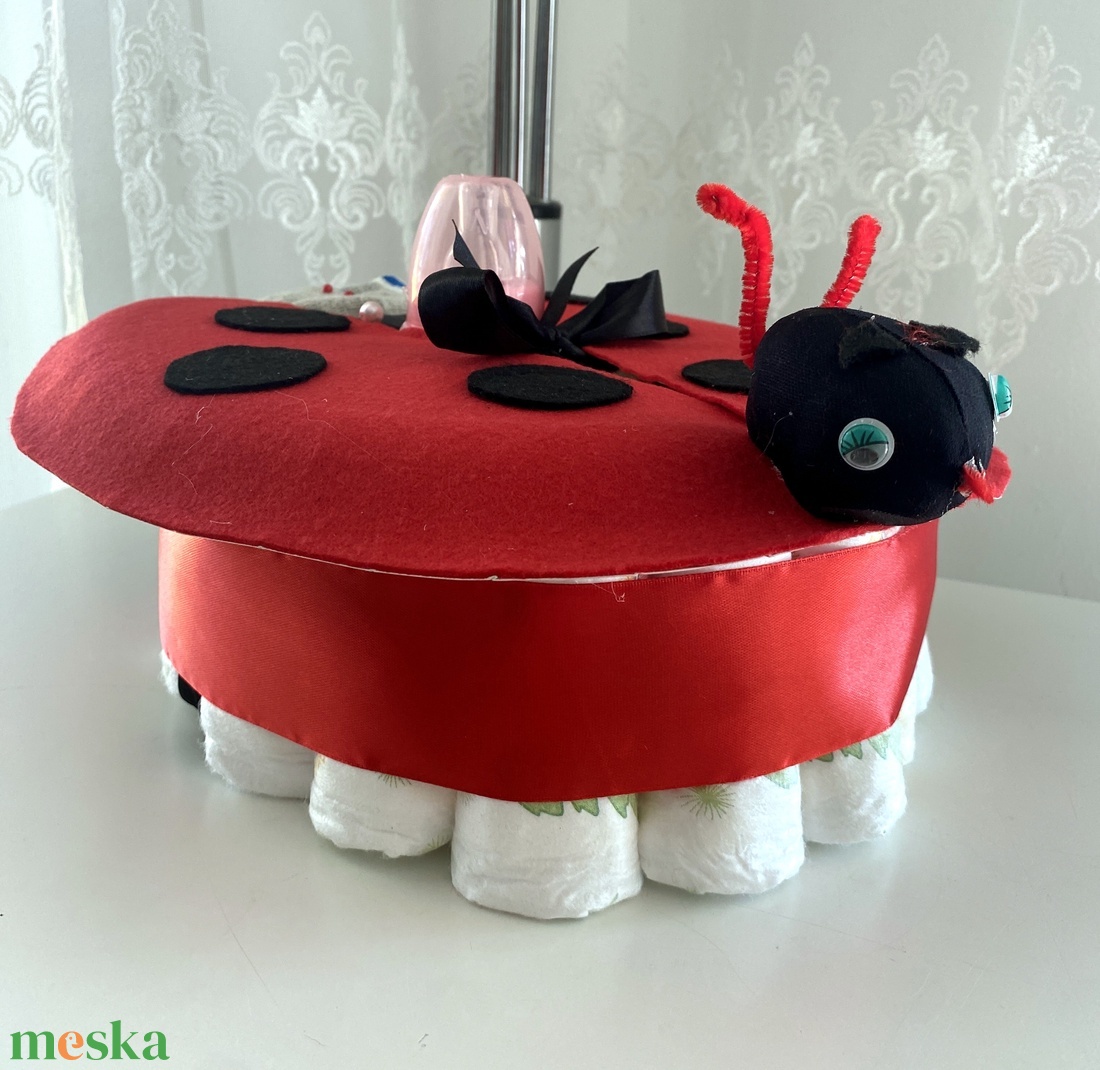 Katicabogár pelenkatorta, 2-5 kg pelenkatorony, babaváró csomag - játék & sport - babalátogató ajándékcsomag - Meska.hu Katicabogár pelenkatorta, 2-5 kg pelenkatorony, babaváró csomag - játék & sport - babalátogató ajándékcsomag - Meska.hu