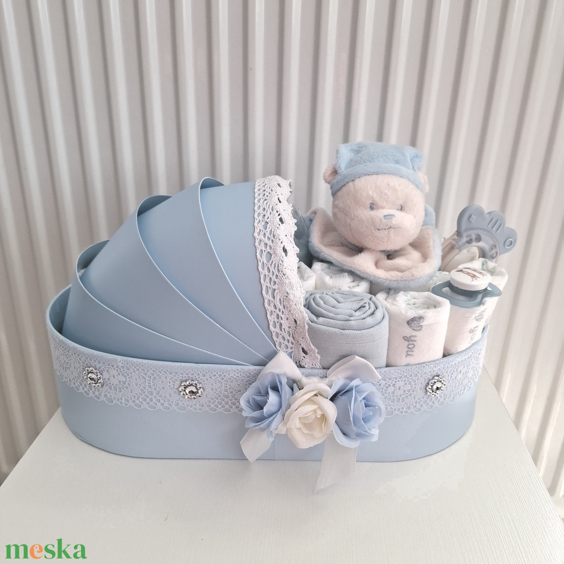 Iciri piciri medvebocs bölcső pelenkatorta 4-8 kg, pelenkatorony, babaváró csomag - játék & sport - babalátogató ajándékcsomag - Meska.hu Iciri piciri medvebocs bölcső pelenkatorta 4-8 kg, pelenkatorony, babaváró csomag - játék & sport - babalátogató ajándékcsomag - Meska.hu