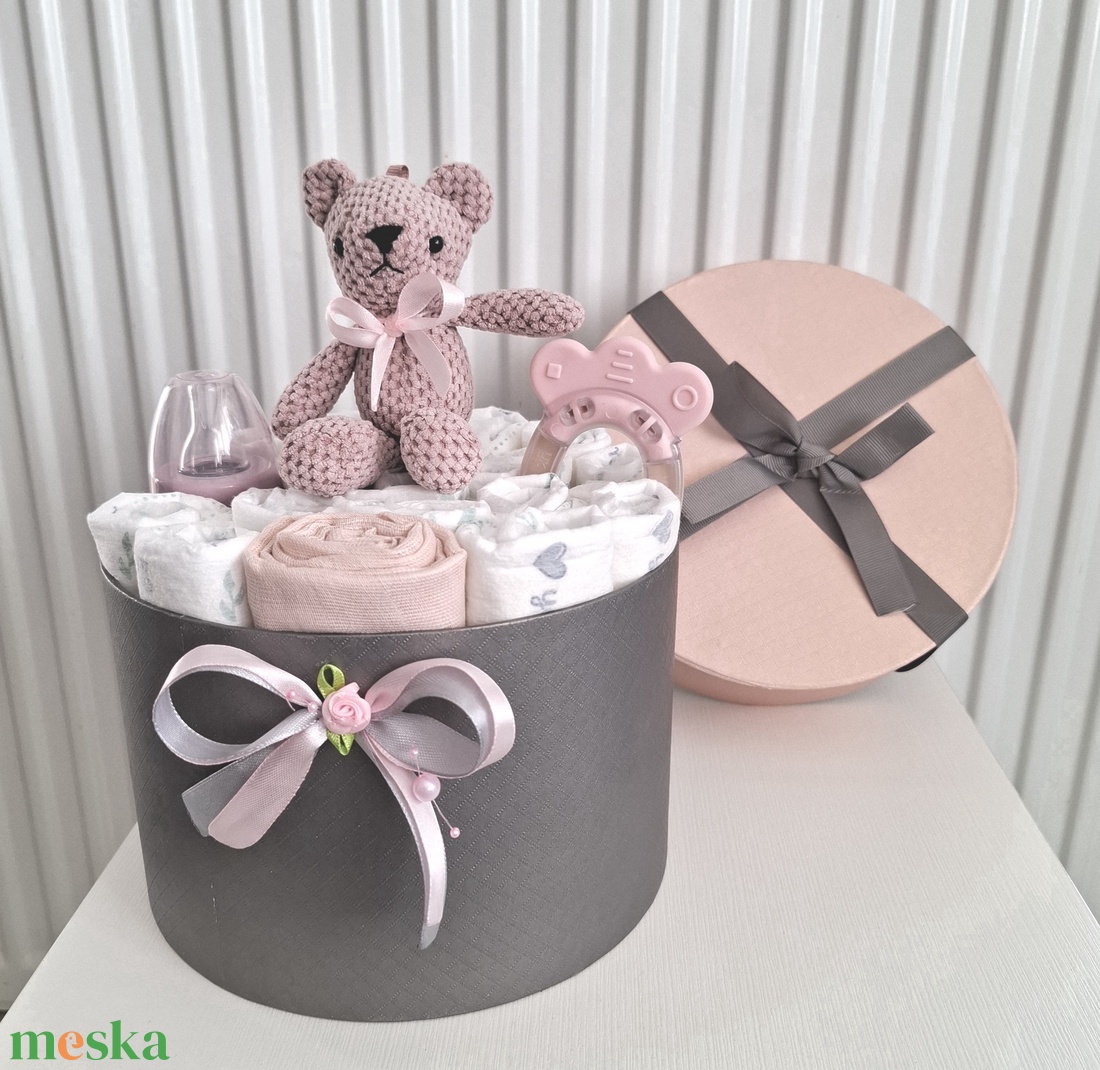 Icike picike mackó pelenkatorta, 4-8 kg pelenkatorony, babaváró csomag, kelengye - játék & sport - babalátogató ajándékcsomag - Meska.hu Icike picike mackó pelenkatorta, 4-8 kg pelenkatorony, babaváró csomag, kelengye - játék & sport - babalátogató ajándékcsomag - Meska.hu