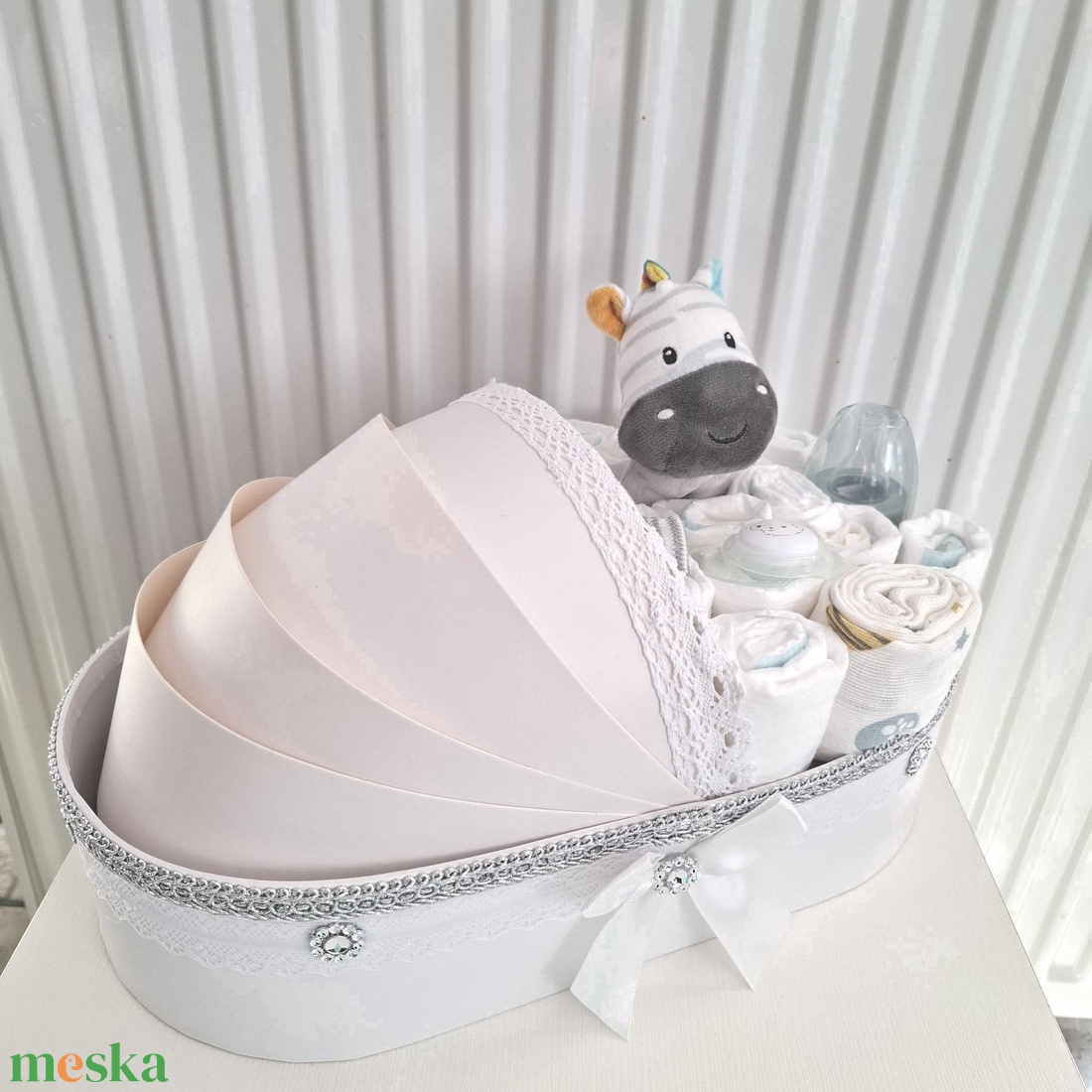Kis zebra bölcső pelenkatorta 4-8 kg, pelenkatorony, babaváró csomag - játék & sport - babalátogató ajándékcsomag - Meska.hu Kis zebra bölcső pelenkatorta 4-8 kg, pelenkatorony, babaváró csomag - játék & sport - babalátogató ajándékcsomag - Meska.hu