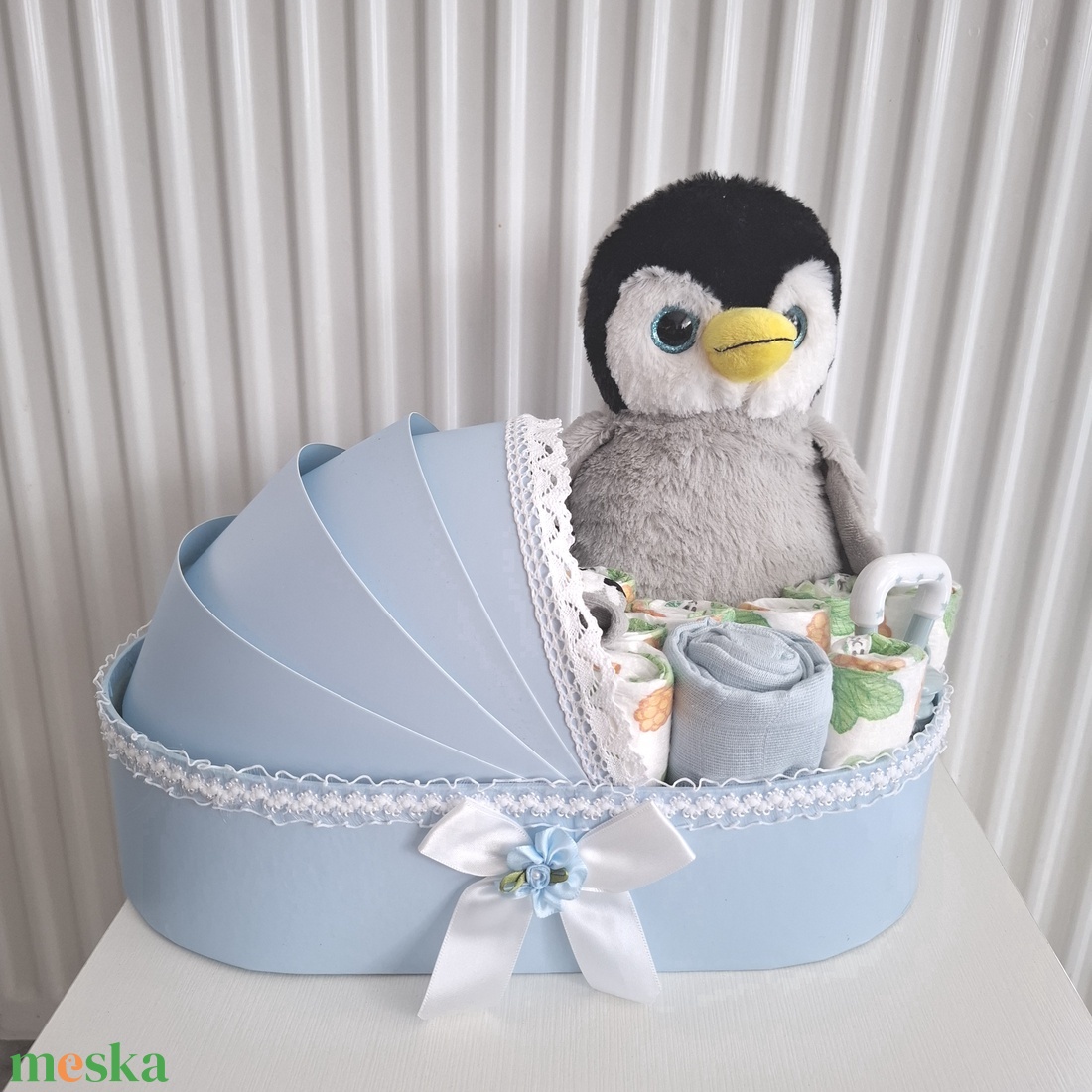Pingvin bölcső pelenkatorta 3-6 kg, pelenkatorony, babaváró csomag - játék & sport - babalátogató ajándékcsomag - Meska.hu Pingvin bölcső pelenkatorta 3-6 kg, pelenkatorony, babaváró csomag - játék & sport - babalátogató ajándékcsomag - Meska.hu