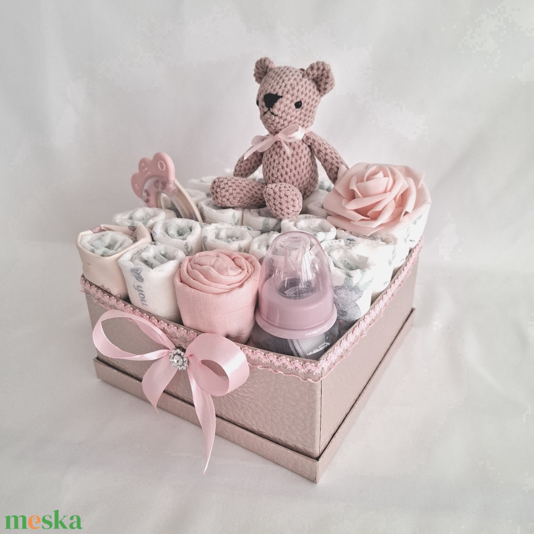 Kis mackó pelenkatorta, 2-5 kg pelenkatorony, babaváró csomag - baba - mama - babalátogató ajándékcsomag - Meska.hu