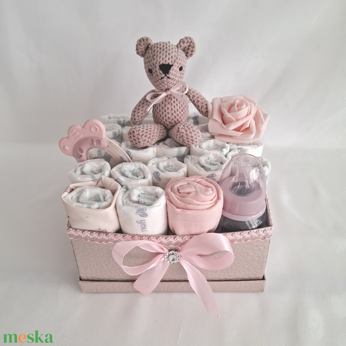 Kis mackó pelenkatorta, 2-5 kg pelenkatorony, babaváró csomag - baba - mama - babalátogató ajándékcsomag - Meska.hu