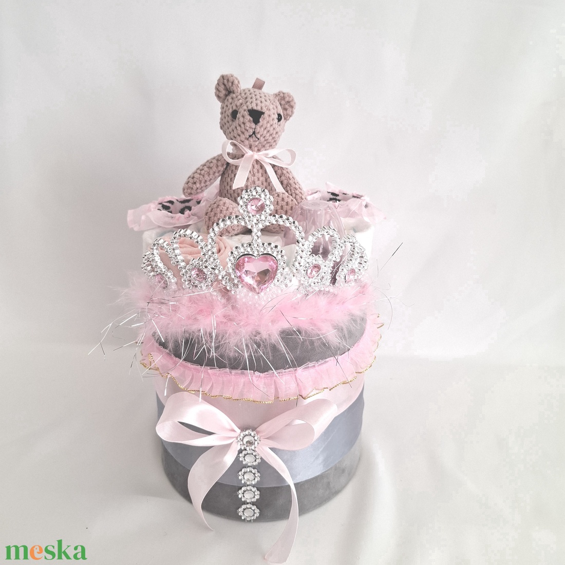 Hercegnő maci babaváró pelenkatorta 4-8 kg pelenkatorony, babaváró csomag - játék & sport - babalátogató ajándékcsomag - Meska.hu Hercegnő maci babaváró pelenkatorta 4-8 kg pelenkatorony, babaváró csomag - játék & sport - babalátogató ajándékcsomag - Meska.hu