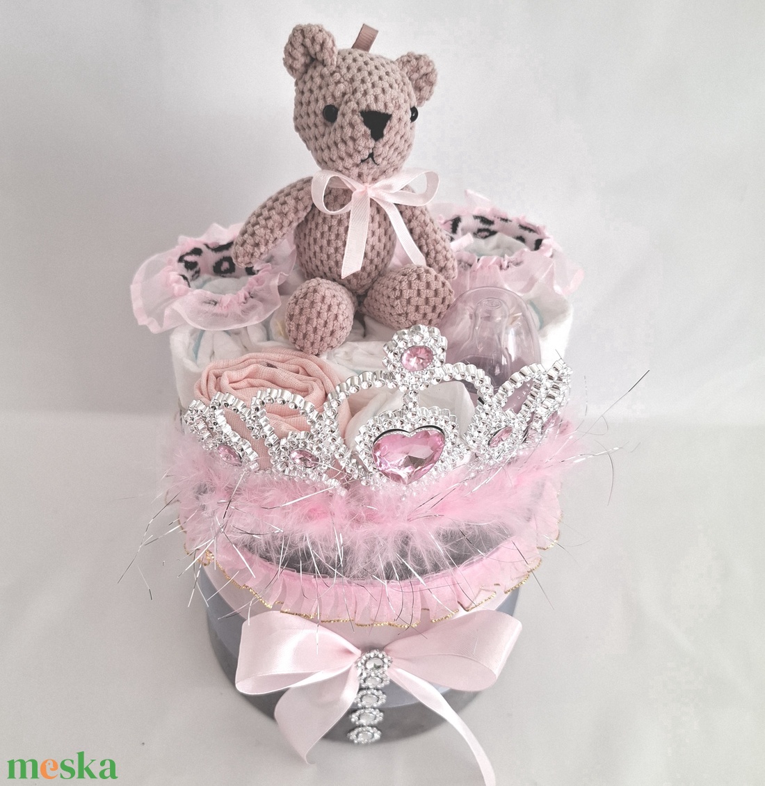 Hercegnő maci babaváró pelenkatorta 4-8 kg pelenkatorony, babaváró csomag - játék & sport - babalátogató ajándékcsomag - Meska.hu Hercegnő maci babaváró pelenkatorta 4-8 kg pelenkatorony, babaváró csomag - játék & sport - babalátogató ajándékcsomag - Meska.hu