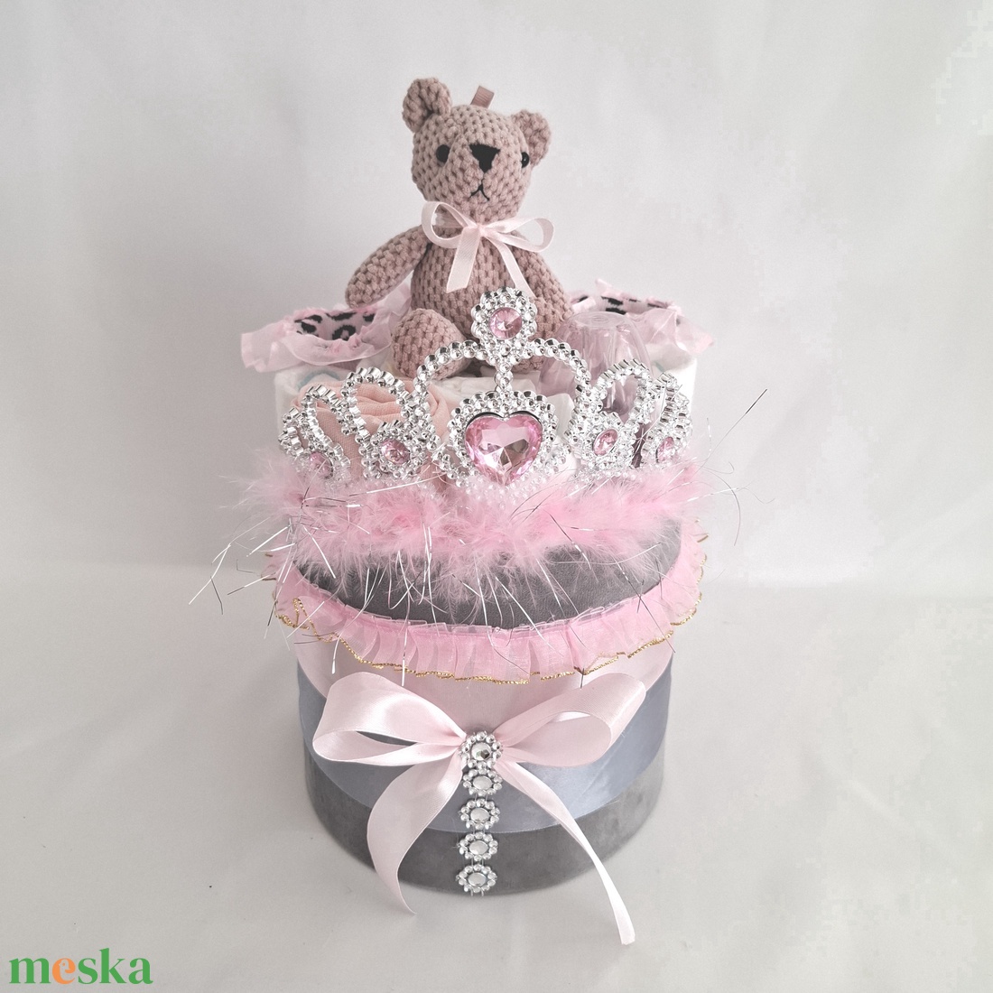 Hercegnő maci babaváró pelenkatorta 4-8 kg pelenkatorony, babaváró csomag - játék & sport - babalátogató ajándékcsomag - Meska.hu Hercegnő maci babaváró pelenkatorta 4-8 kg pelenkatorony, babaváró csomag - játék & sport - babalátogató ajándékcsomag - Meska.hu