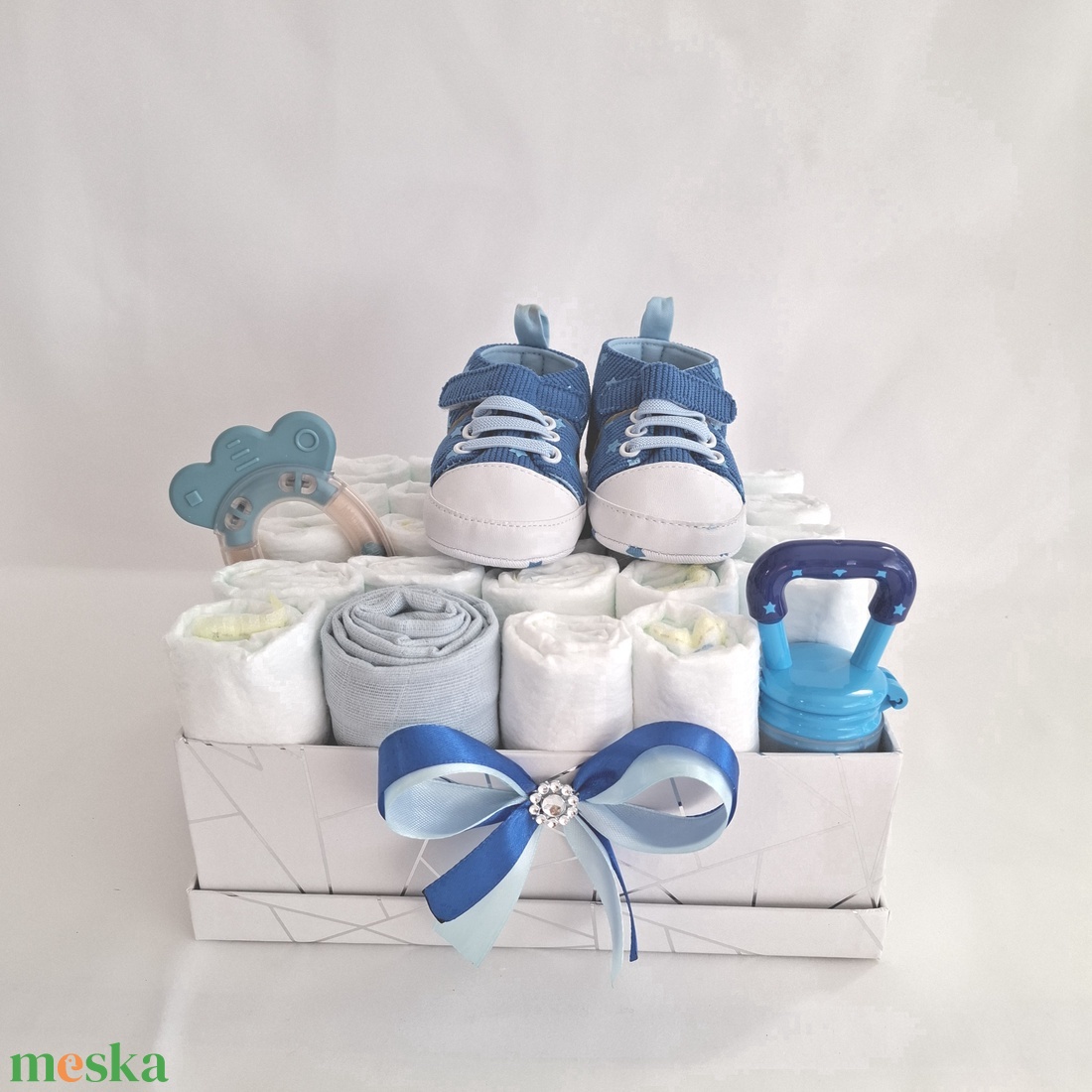Tipegő kis cipő pelenkatorta , 4-8 kg pelenkatorony, babaváró csomag (etető cumi) - játék & sport - babalátogató ajándékcsomag - Meska.hu Tipegő kis cipő pelenkatorta , 4-8 kg pelenkatorony, babaváró csomag (etető cumi) - játék & sport - babalátogató ajándékcsomag - Meska.hu