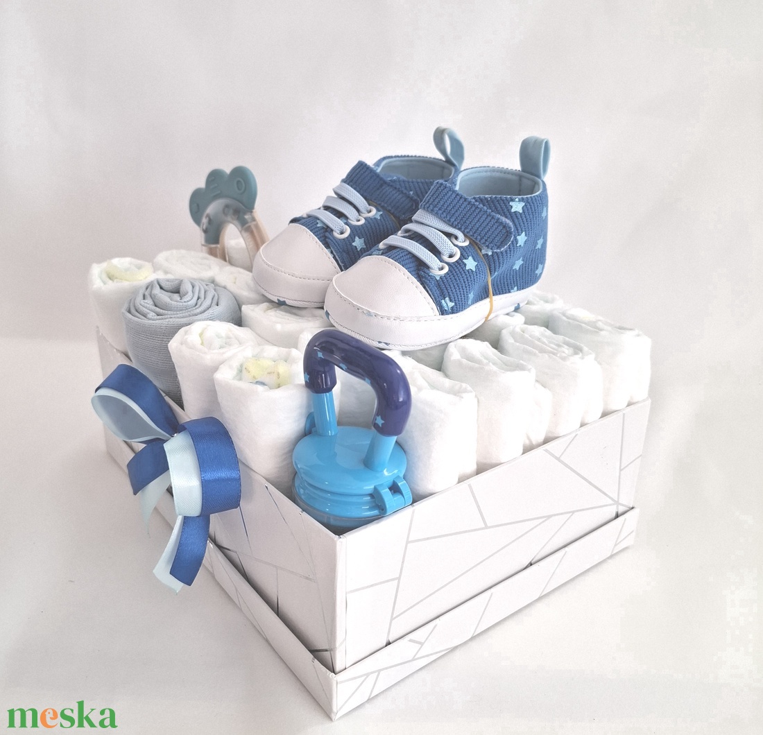 Tipegő kis cipő pelenkatorta , 4-8 kg pelenkatorony, babaváró csomag (etető cumi) - játék & sport - babalátogató ajándékcsomag - Meska.hu Tipegő kis cipő pelenkatorta , 4-8 kg pelenkatorony, babaváró csomag (etető cumi) - játék & sport - babalátogató ajándékcsomag - Meska.hu