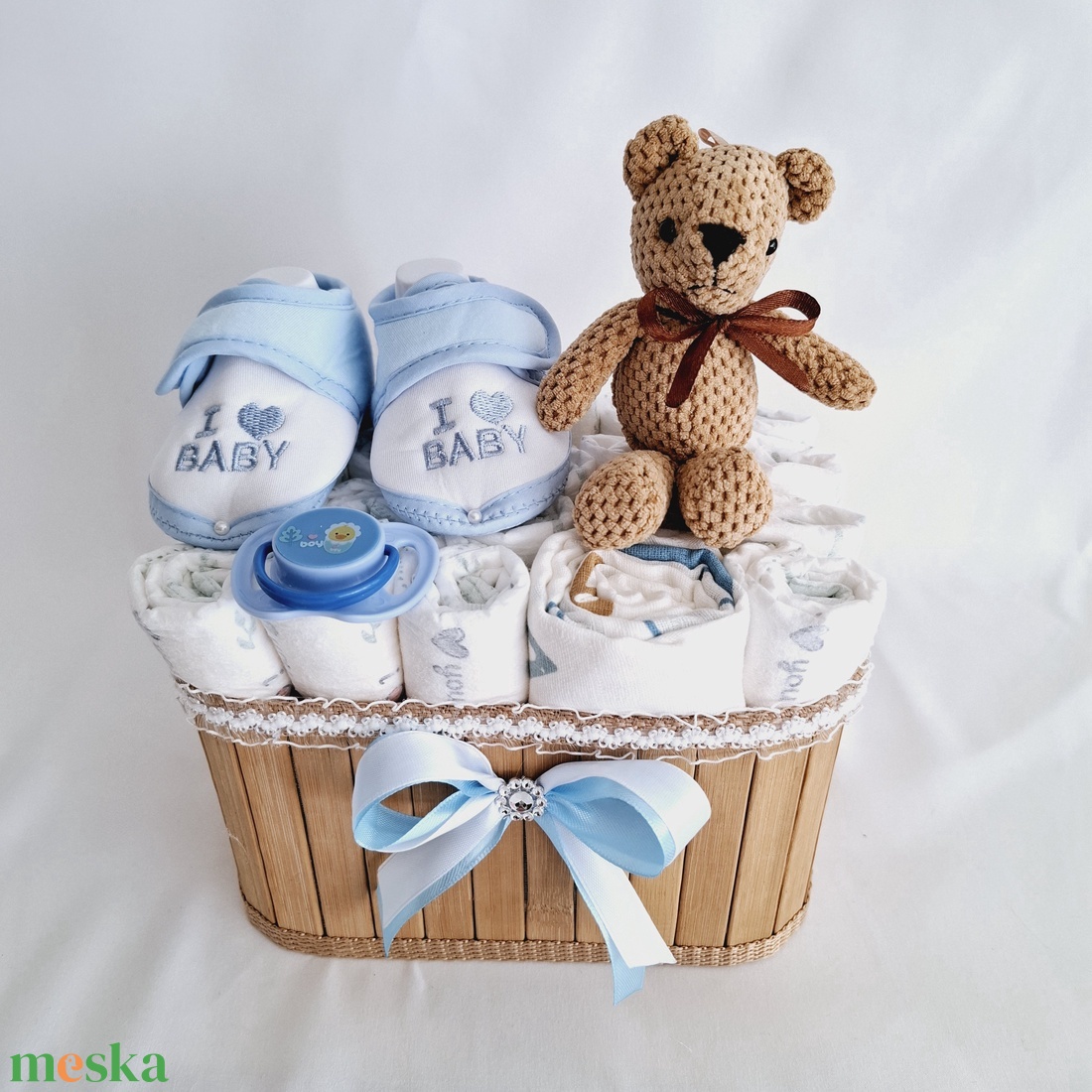 Tipegő mackó pelenkatorony, pelenkatorta babaváró csomag 2-5kg - játék & sport - babalátogató ajándékcsomag - Meska.hu