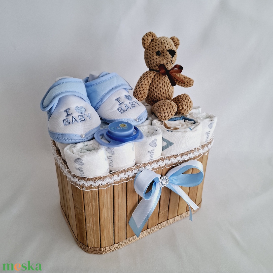 Tipegő mackó pelenkatorony, pelenkatorta babaváró csomag 2-5kg - játék & sport - babalátogató ajándékcsomag - Meska.hu