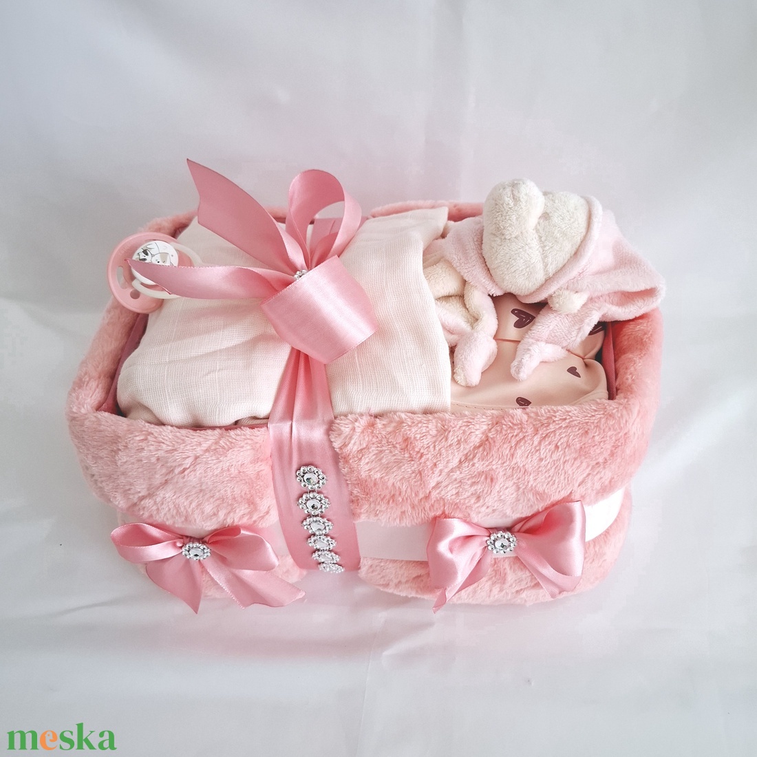 Édes álom pelenkatorta 3-6 kg, babaváró csomag, kelengye - játék & sport - babalátogató ajándékcsomag - Meska.hu Édes álom pelenkatorta 3-6 kg, babaváró csomag, kelengye - játék & sport - babalátogató ajándékcsomag - Meska.hu