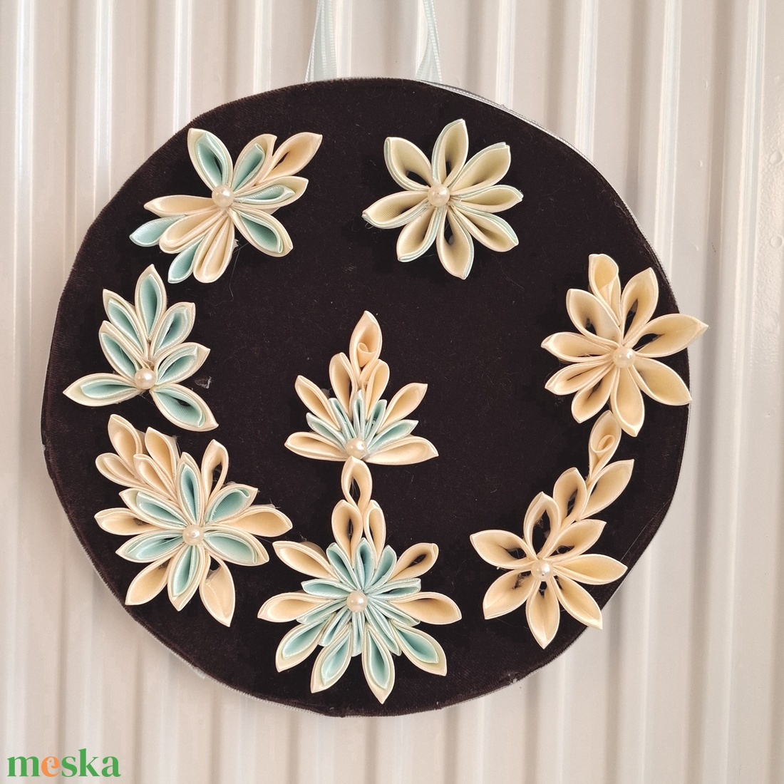 Kanzashi falidísz, ajtódísz, ablakdísz, kopogtató - otthon & életmód - dekoráció - ajtó- és ablak dekoráció - ajtódísz & kopogtató - Meska.hu Kanzashi falidísz, ajtódísz, ablakdísz, kopogtató - otthon & életmód - dekoráció - ajtó- és ablak dekoráció - ajtódísz & kopogtató - Meska.hu