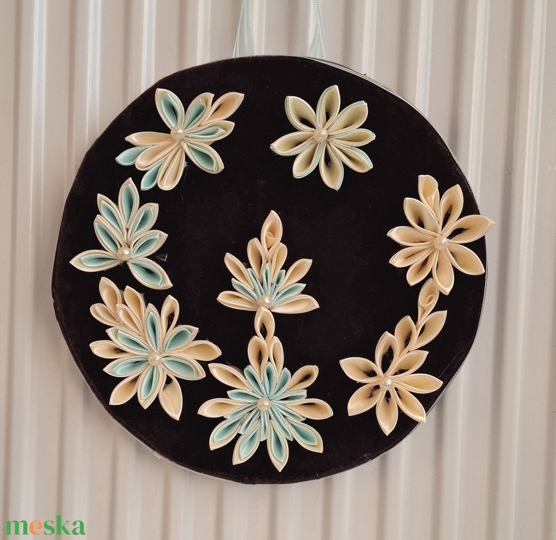 Kanzashi falidísz, ajtódísz, ablakdísz, kopogtató - otthon & életmód - dekoráció - ajtó- és ablak dekoráció - ajtódísz & kopogtató - Meska.hu Kanzashi falidísz, ajtódísz, ablakdísz, kopogtató - otthon & életmód - dekoráció - ajtó- és ablak dekoráció - ajtódísz & kopogtató - Meska.hu