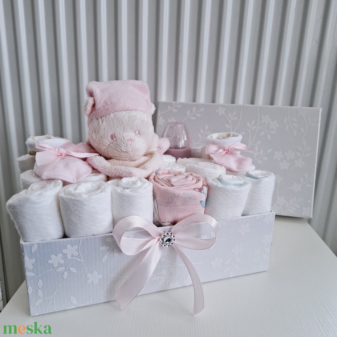 Maci baba box,pelenkatorta 4-8 kg pelenka doboz, babaváró csomag - játék & sport - babalátogató ajándékcsomag - Meska.hu Maci baba box,pelenkatorta 4-8 kg pelenka doboz, babaváró csomag - játék & sport - babalátogató ajándékcsomag - Meska.hu
