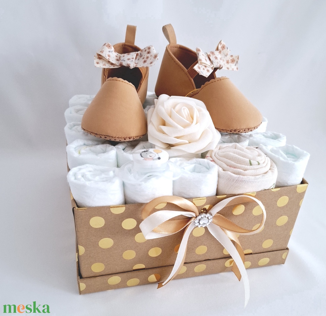 Tipegő baba box, pelenkatorta 4-8 kg pelenka doboz, babaváró csomag - játék & sport - babalátogató ajándékcsomag - Meska.hu Tipegő baba box, pelenkatorta 4-8 kg pelenka doboz, babaváró csomag - játék & sport - babalátogató ajándékcsomag - Meska.hu