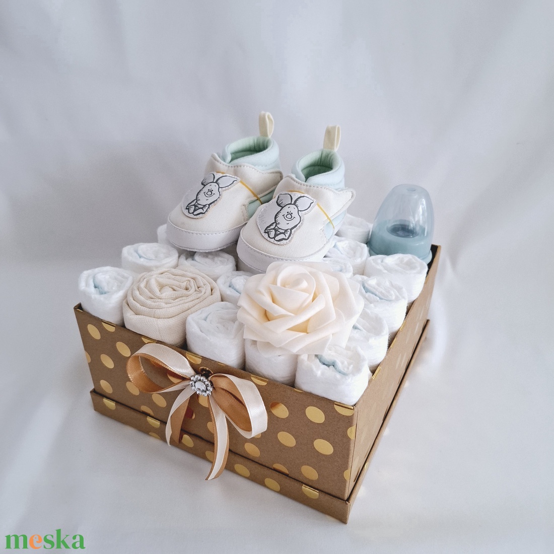 Malacka tipegő baba box, pelenkatorta 2-5 kg pelenka doboz, babaváró csomag - játék & sport - babalátogató ajándékcsomag - Meska.hu Malacka tipegő baba box, pelenkatorta 2-5 kg pelenka doboz, babaváró csomag - játék & sport - babalátogató ajándékcsomag - Meska.hu