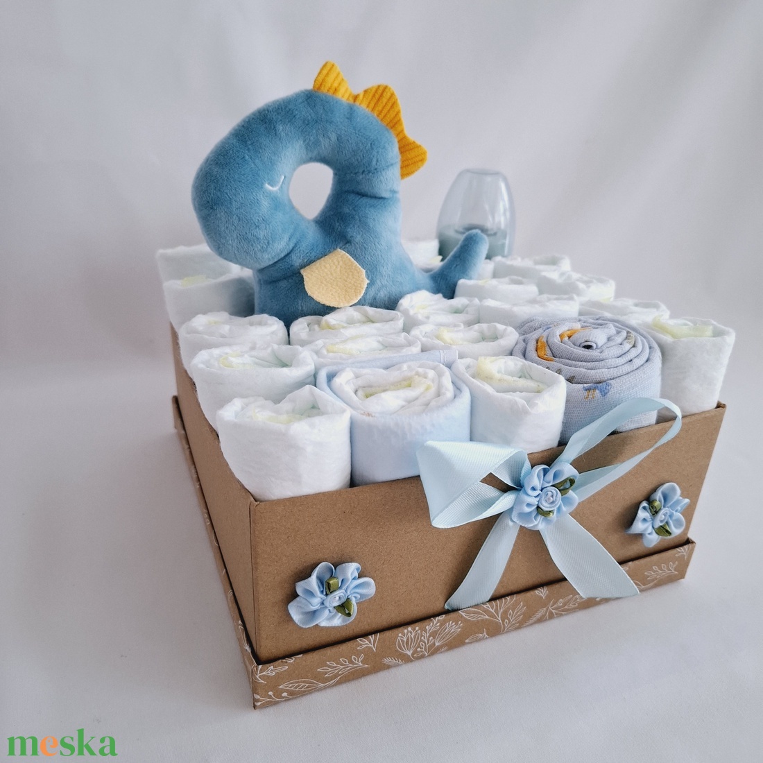Dino baba box,pelenkatorta 4-8 kg pelenka doboz, babaváró csomag - játék & sport - babalátogató ajándékcsomag - Meska.hu Dino baba box,pelenkatorta 4-8 kg pelenka doboz, babaváró csomag - játék & sport - babalátogató ajándékcsomag - Meska.hu