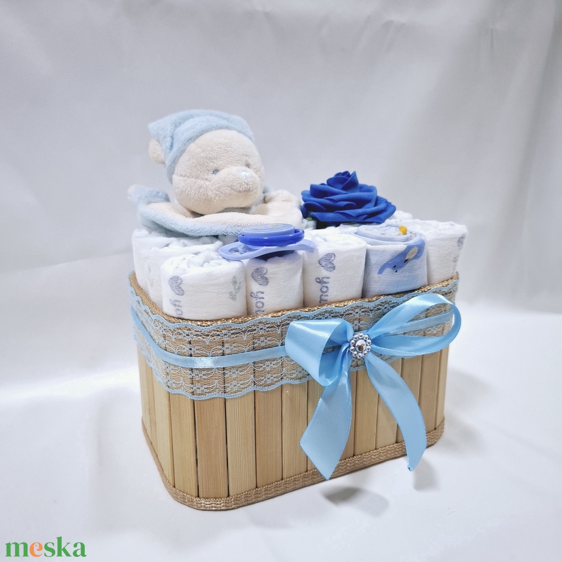 Maci tipegő baba box, pelenkatorta 2-5 kg pelenka doboz, babaváró csomag - játék & sport - babalátogató ajándékcsomag - Meska.hu Maci tipegő baba box, pelenkatorta 2-5 kg pelenka doboz, babaváró csomag - játék & sport - babalátogató ajándékcsomag - Meska.hu