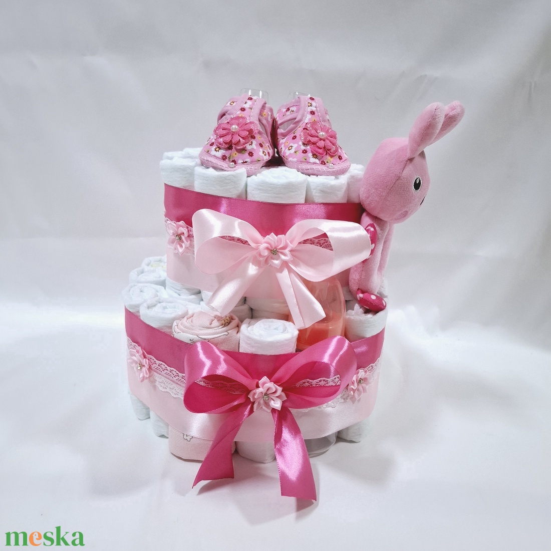 Tipegő nyuszi baba box, pelenkatorta 4-8kg pelenkatorony, babaváró csomag - játék & sport - babalátogató ajándékcsomag - Meska.hu Tipegő nyuszi baba box, pelenkatorta 4-8kg pelenkatorony, babaváró csomag - játék & sport - babalátogató ajándékcsomag - Meska.hu