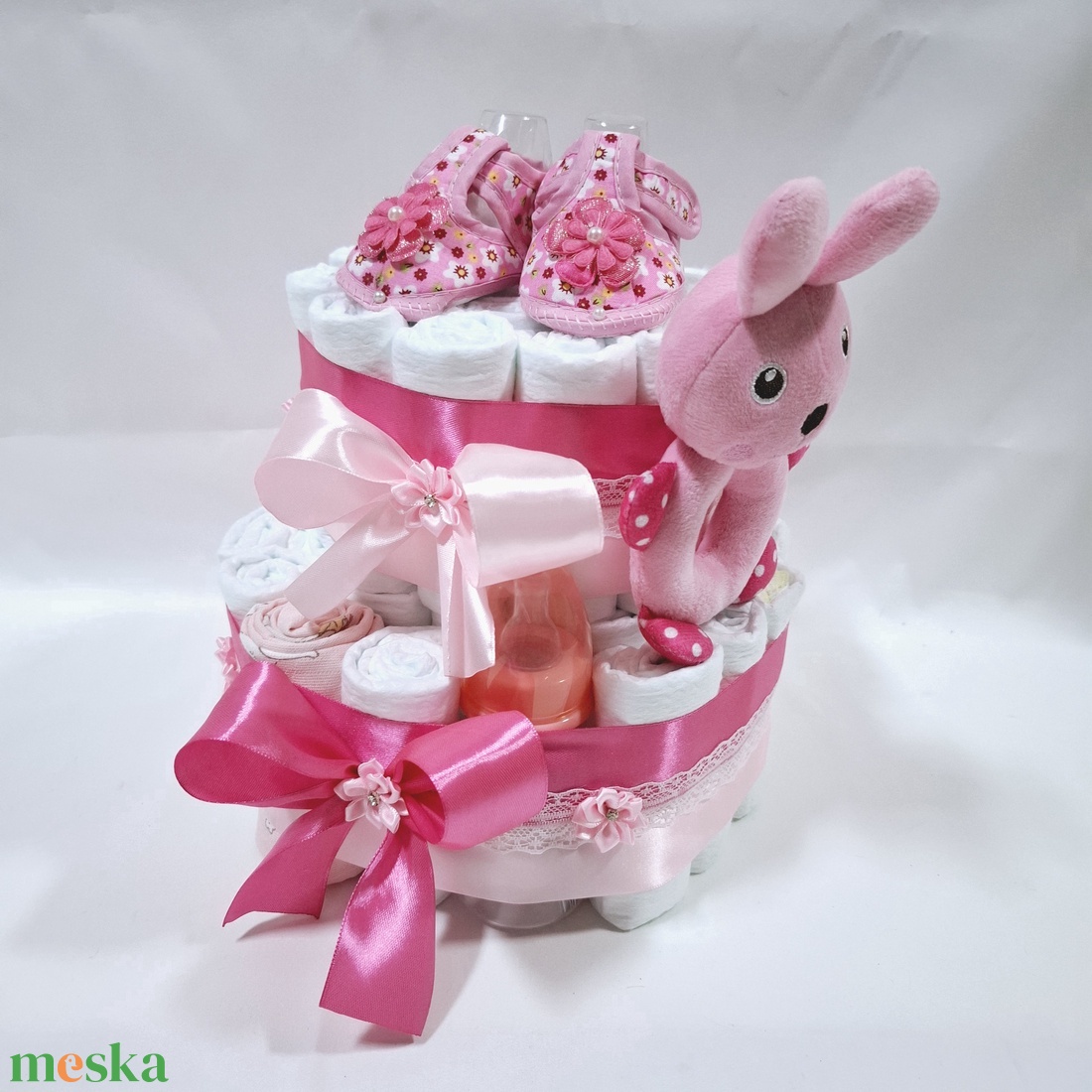 Tipegő nyuszi baba box, pelenkatorta 4-8kg pelenkatorony, babaváró csomag - játék & sport - babalátogató ajándékcsomag - Meska.hu Tipegő nyuszi baba box, pelenkatorta 4-8kg pelenkatorony, babaváró csomag - játék & sport - babalátogató ajándékcsomag - Meska.hu