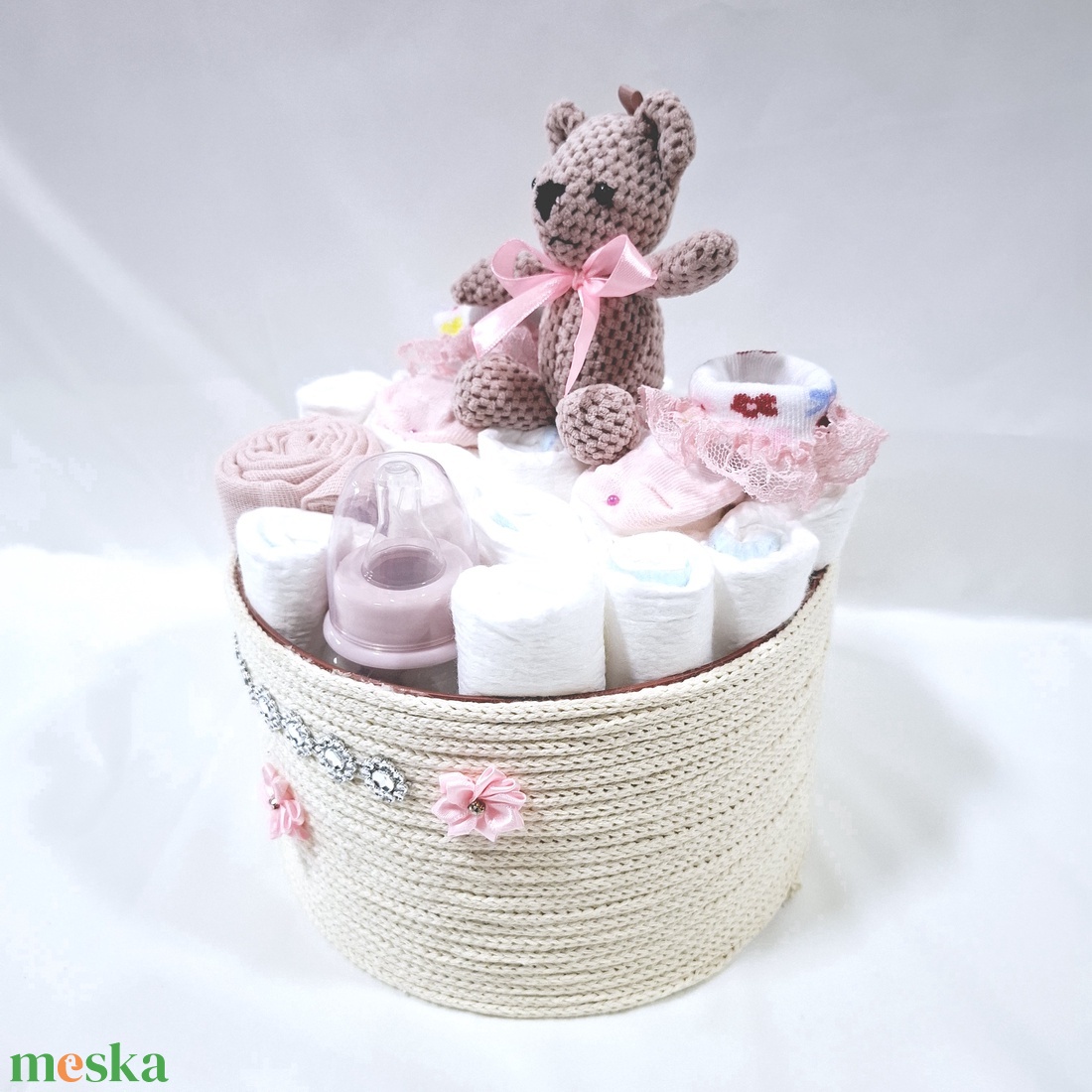 Iciri piciri maci box, pelenkatorta, 3-6kg pelenkatorony, babaváró csomag, kelengye - játék & sport - babalátogató ajándékcsomag - Meska.hu Iciri piciri maci box, pelenkatorta, 3-6kg pelenkatorony, babaváró csomag, kelengye - játék & sport - babalátogató ajándékcsomag - Meska.hu