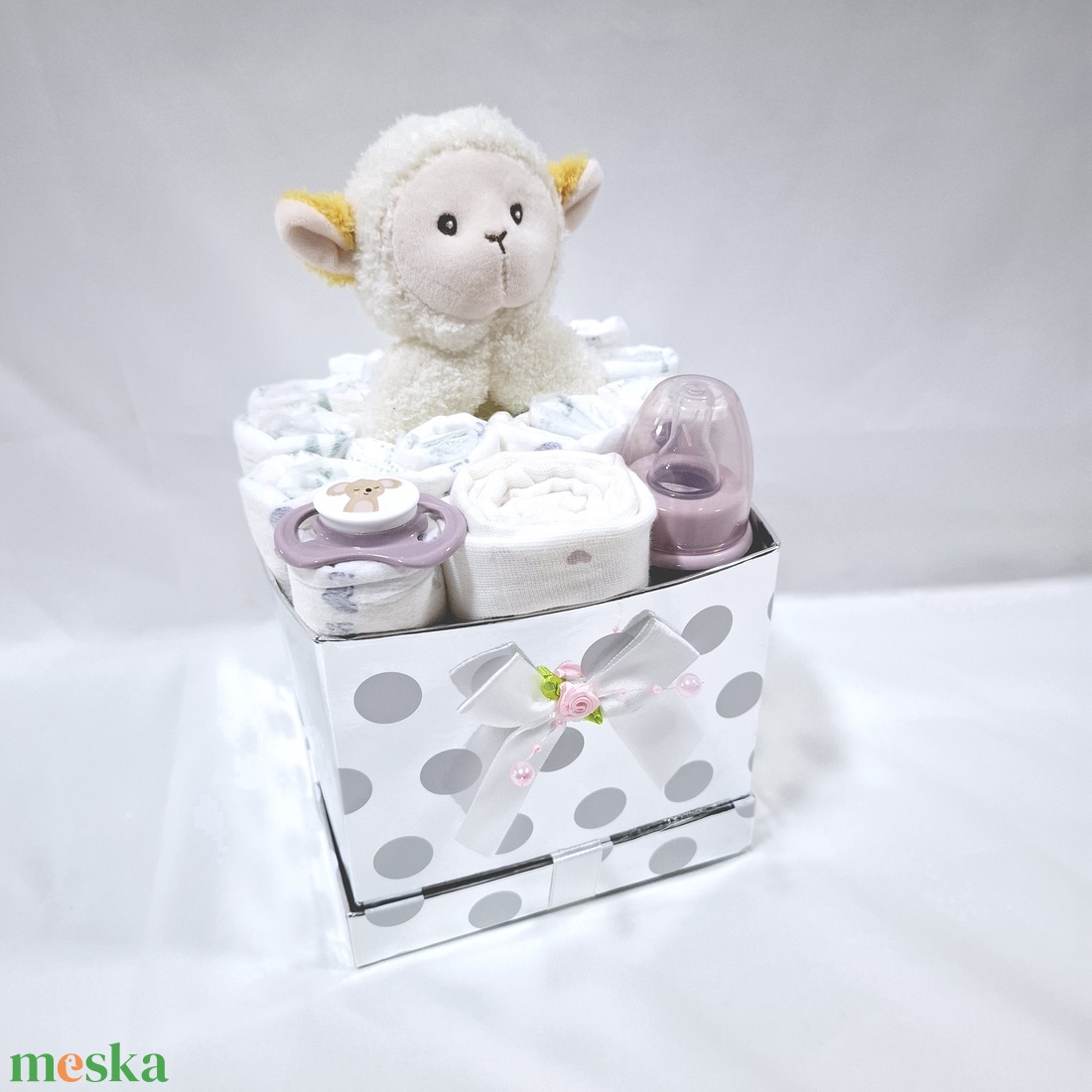 Bárányka pelenkatorta, 2-5 kg pelenkatorony, babaváró csomag, kelengye - játék & sport - babalátogató ajándékcsomag - Meska.hu Bárányka pelenkatorta, 2-5 kg pelenkatorony, babaváró csomag, kelengye - játék & sport - babalátogató ajándékcsomag - Meska.hu