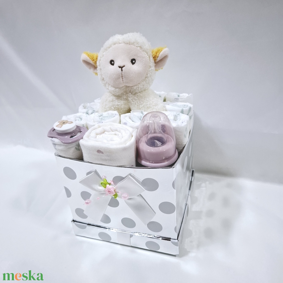 Bárányka pelenkatorta, 2-5 kg pelenkatorony, babaváró csomag, kelengye - játék & sport - babalátogató ajándékcsomag - Meska.hu Bárányka pelenkatorta, 2-5 kg pelenkatorony, babaváró csomag, kelengye - játék & sport - babalátogató ajándékcsomag - Meska.hu
