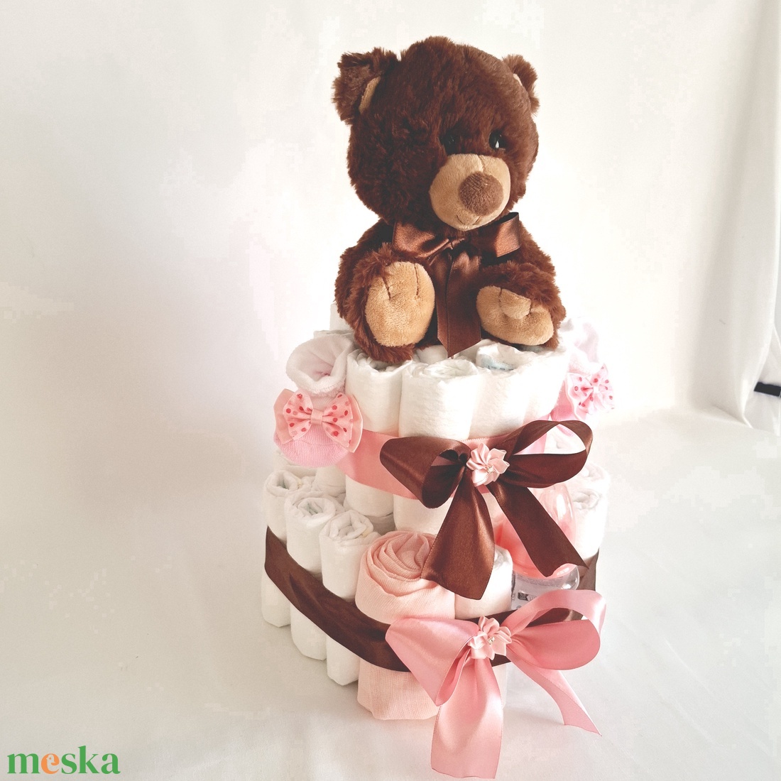 Maci babaváró pelenkatorta 2-5 kg pelenkatorony, babaváró csomag, kelengye - játék & sport - babalátogató ajándékcsomag - Meska.hu Maci babaváró pelenkatorta 2-5 kg pelenkatorony, babaváró csomag, kelengye - játék & sport - babalátogató ajándékcsomag - Meska.hu