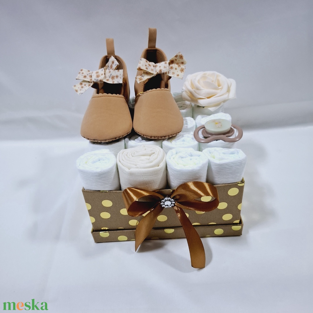 Tipegő baba box, pelenkatorta 4-8 kg pelenka doboz, babaváró csomag, kelengye - játék & sport - babalátogató ajándékcsomag - Meska.hu Tipegő baba box, pelenkatorta 4-8 kg pelenka doboz, babaváró csomag, kelengye - játék & sport - babalátogató ajándékcsomag - Meska.hu