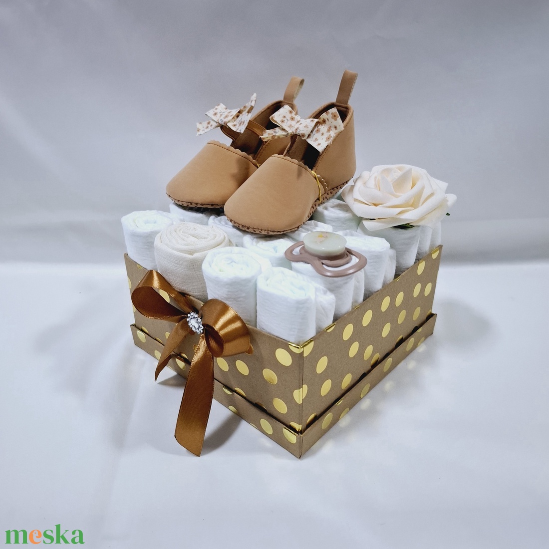 Tipegő baba box, pelenkatorta 4-8 kg pelenka doboz, babaváró csomag, kelengye - játék & sport - babalátogató ajándékcsomag - Meska.hu Tipegő baba box, pelenkatorta 4-8 kg pelenka doboz, babaváró csomag, kelengye - játék & sport - babalátogató ajándékcsomag - Meska.hu